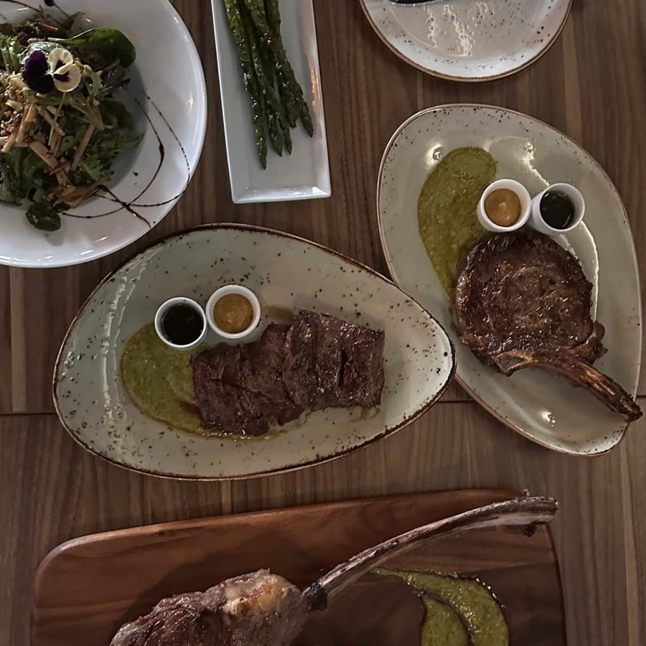 Un tomahawk, un cowboy, una entrada, esparragos, ensalda
