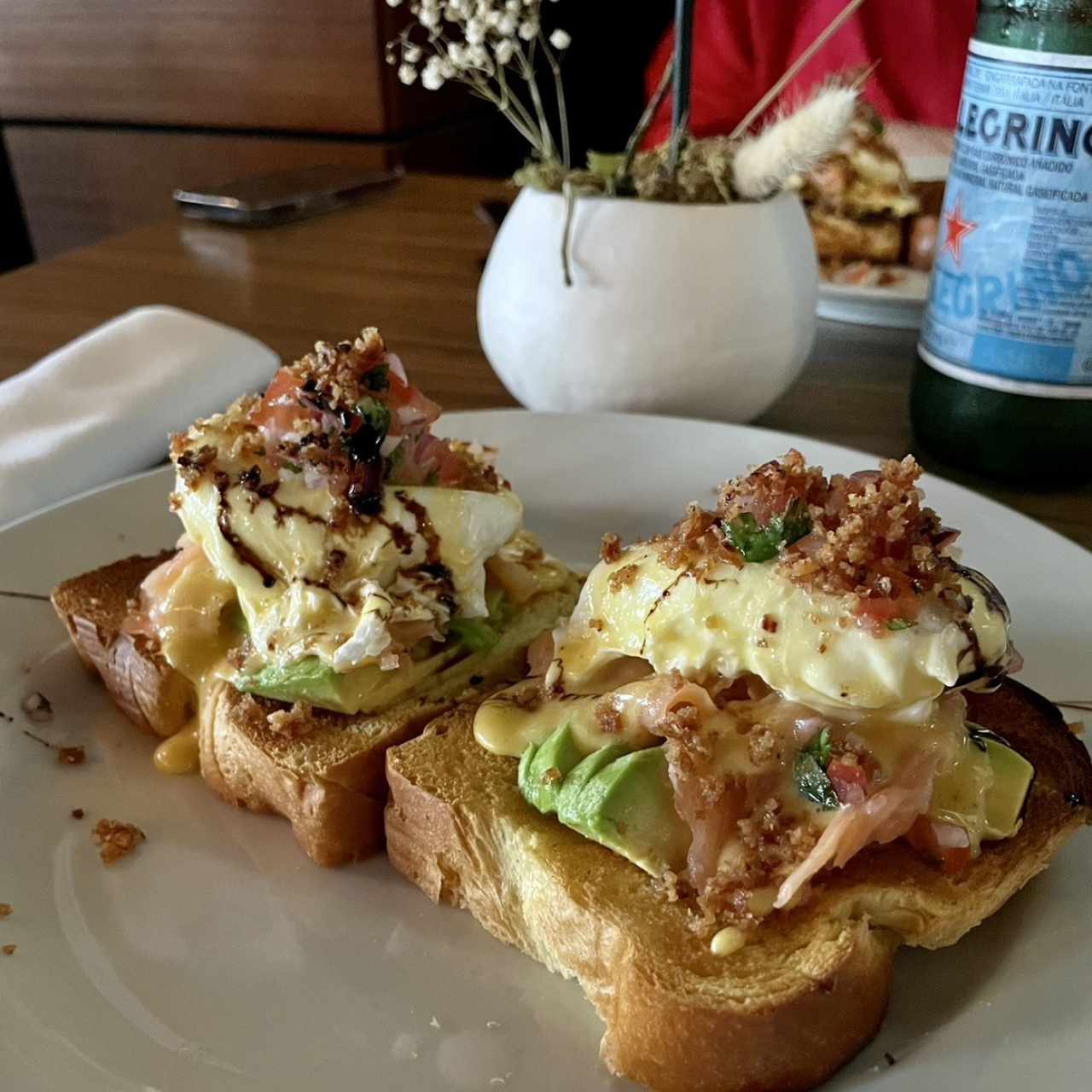 Huevos benedictinos sobre brioche