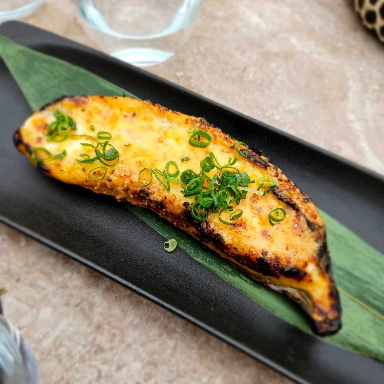PLÁTANO MADURO A LA BRASA