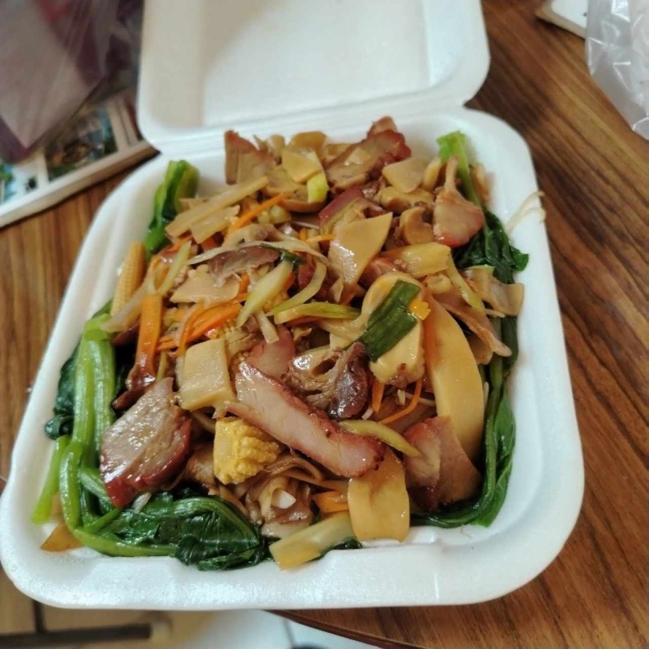 Chow fun con puerco asado 
