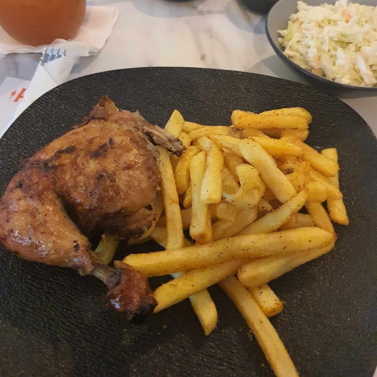1/4 de pollo a la brasa. Hay porciones más grandes.