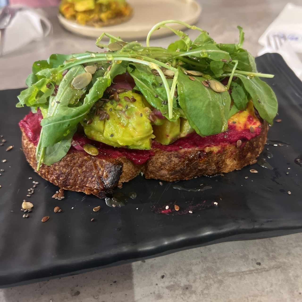 Beet spread, aguacate, microgreens y semillas