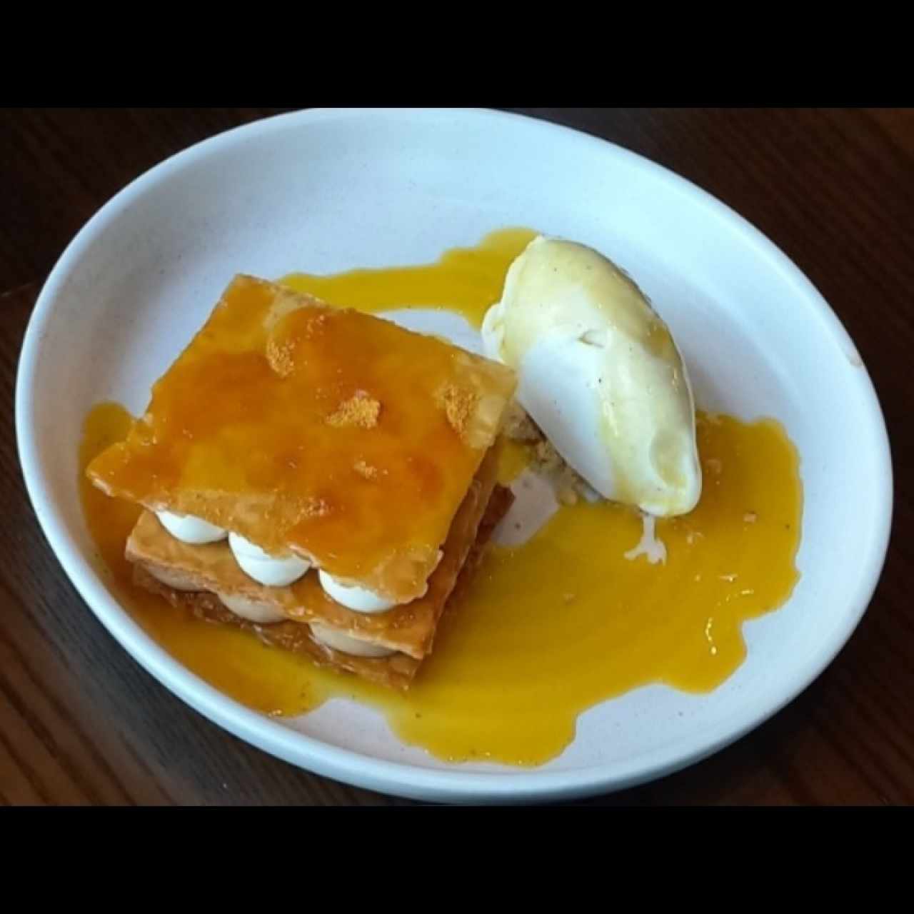 Helado de horchata con sirope de maracuya.
