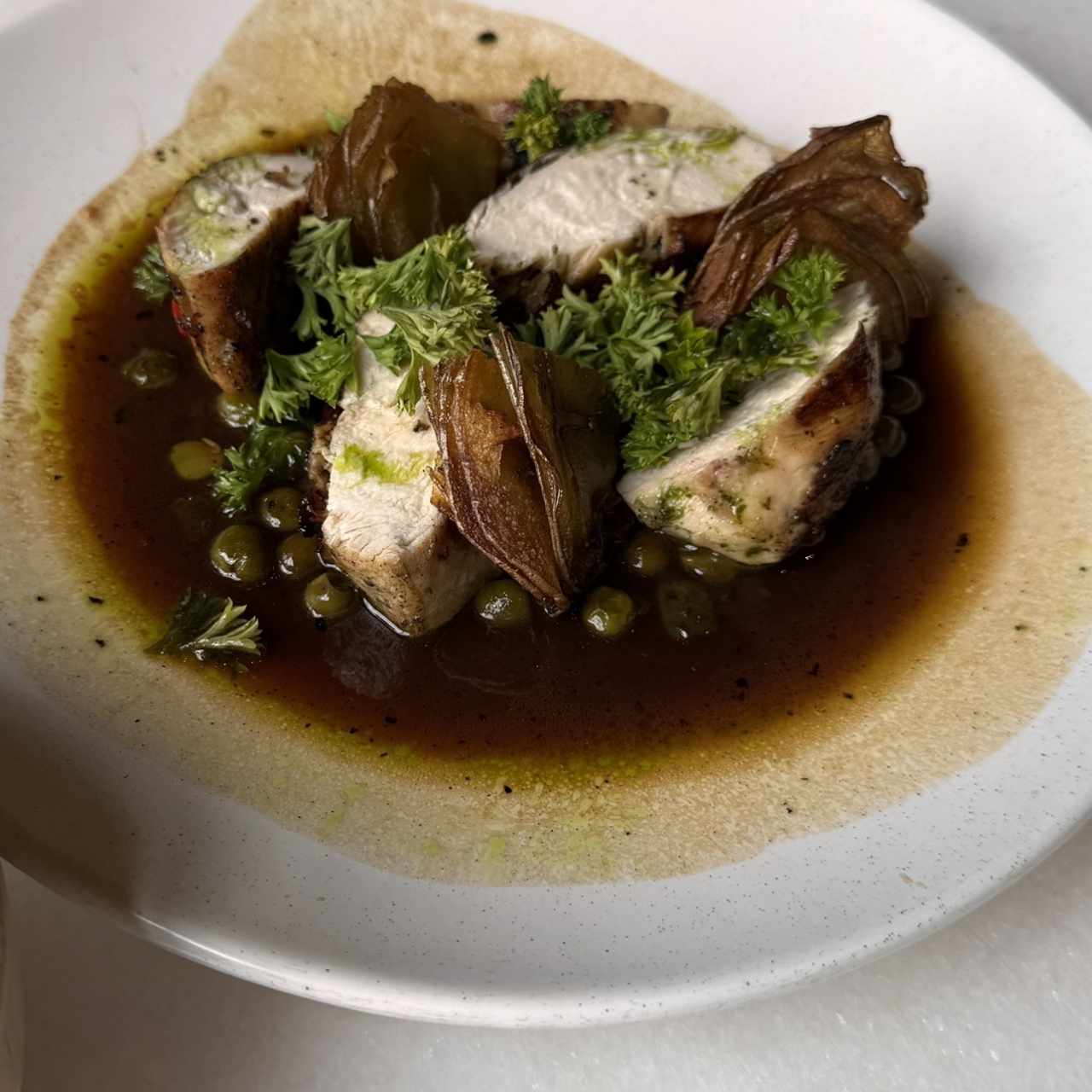 Pollo con estofado de arveja