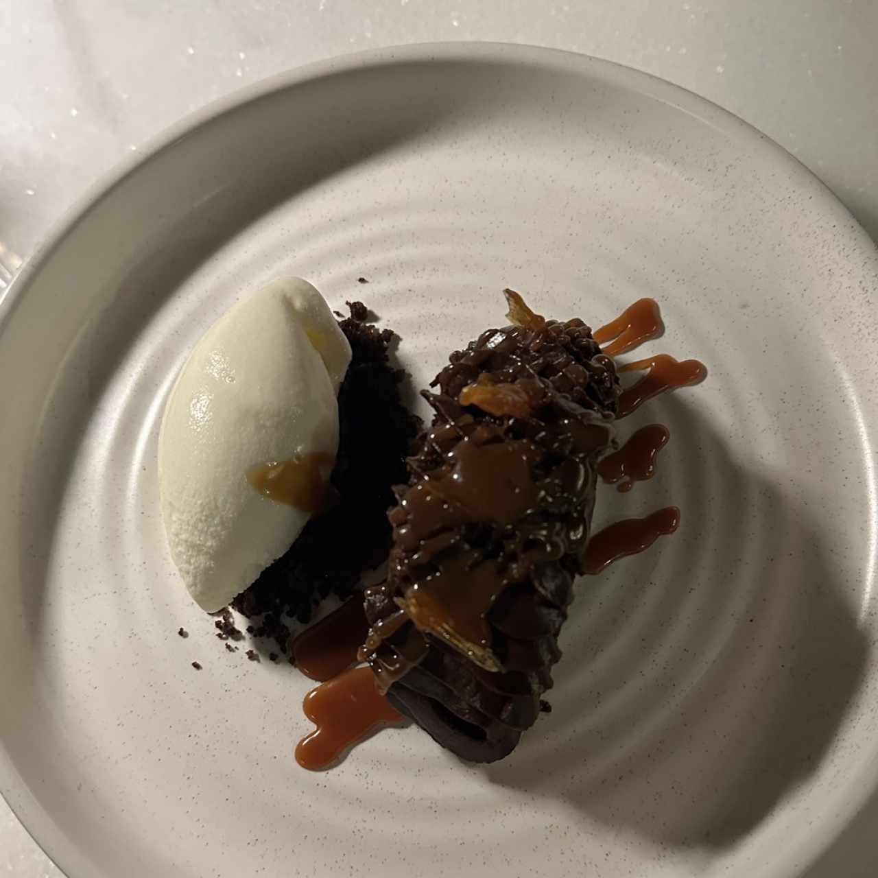 Chocolate Toffee Cake con Salted Caramel y helado de Yogurt 