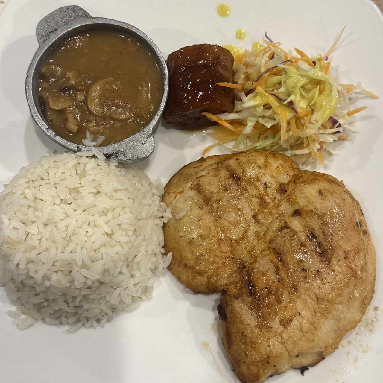 Pollo En Salsa De Hongos
