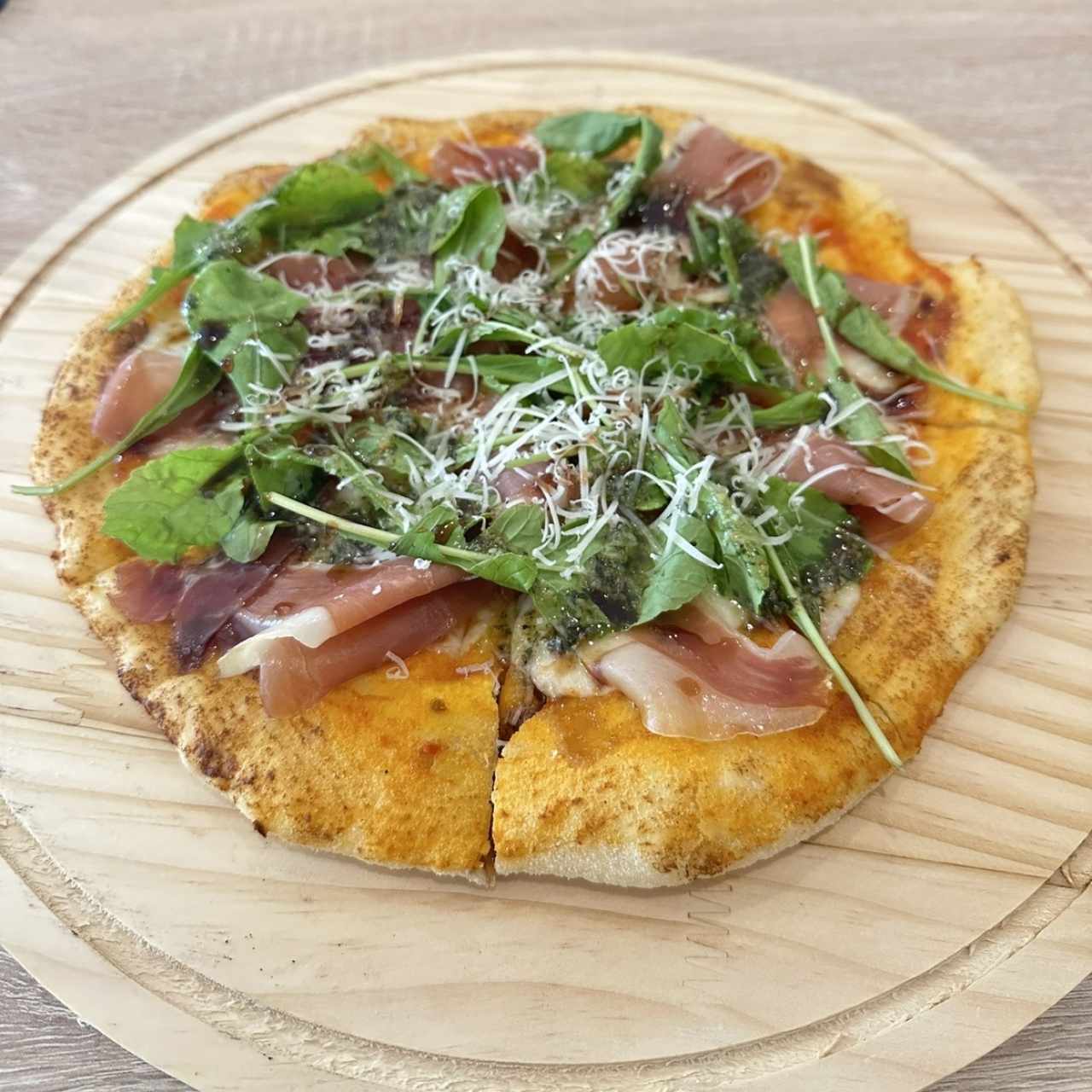 Pizza de proscuitto y arugula