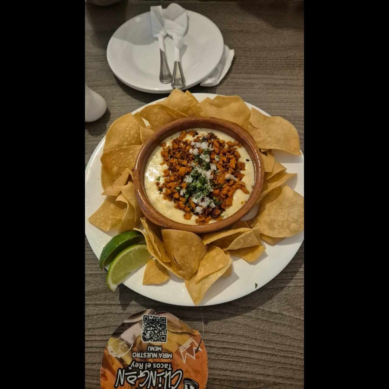 queso fundido con chorizo