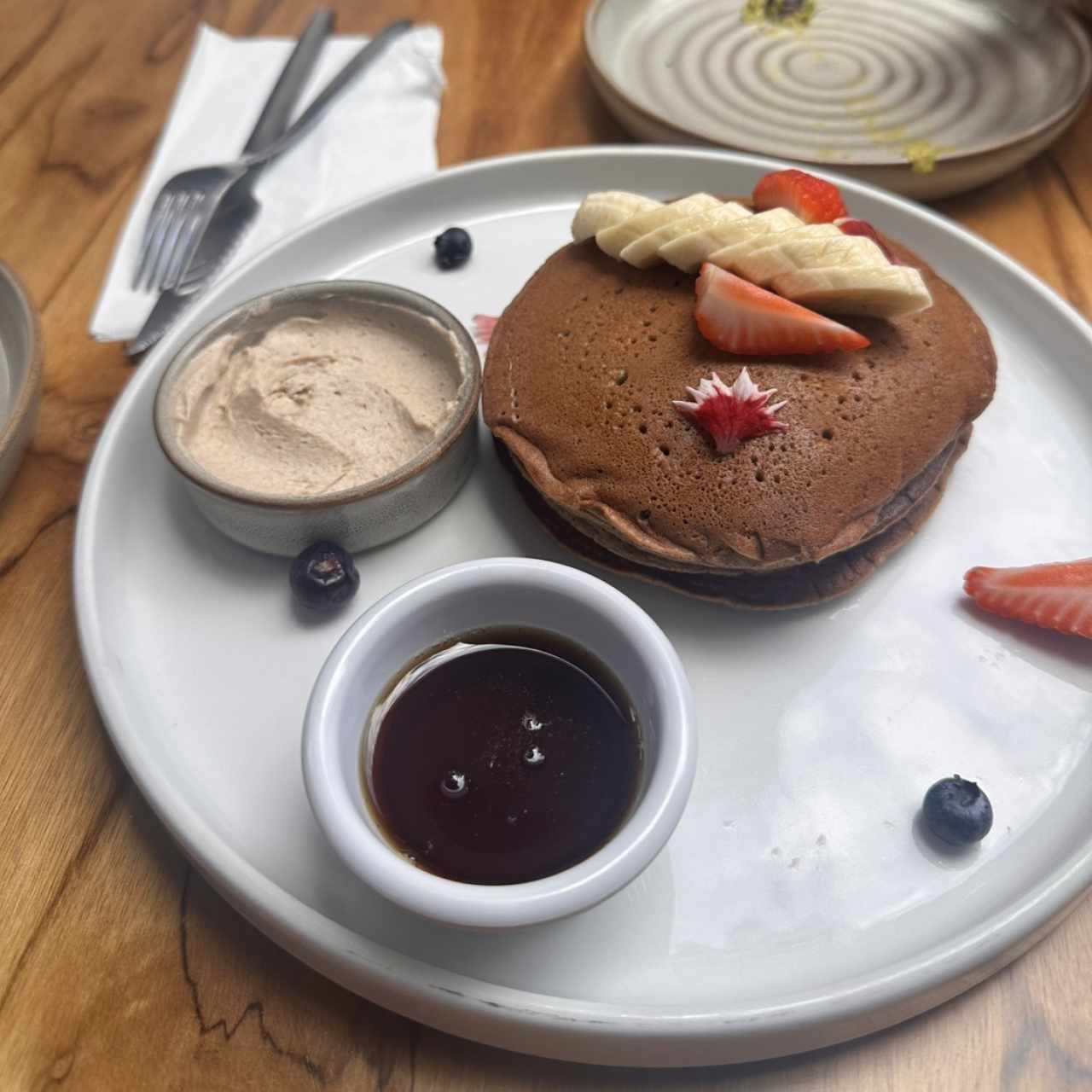 Pancakes gf, fresas, arándanos y syrup de maple