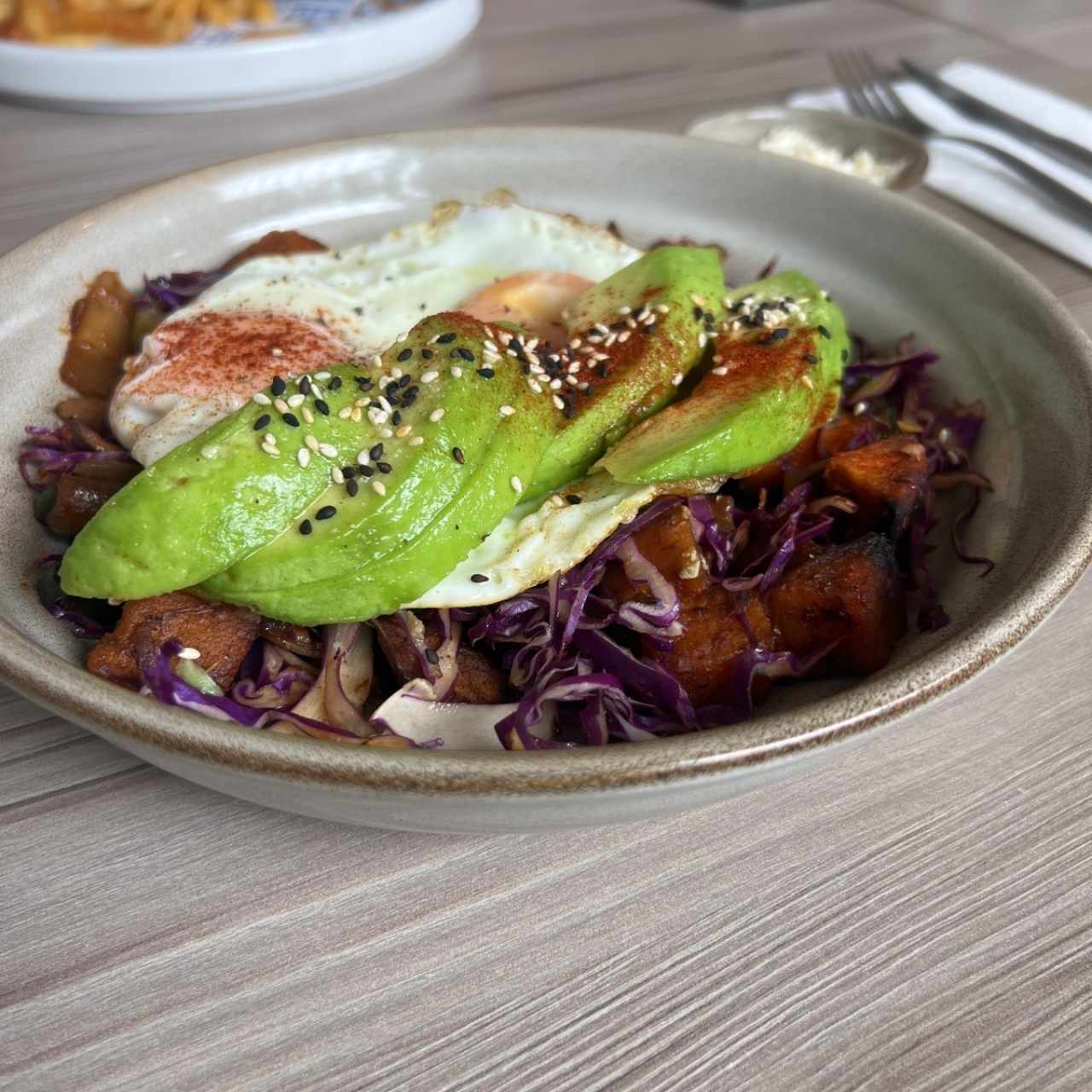 Huevos revueltos, papitas asadas y aguacate