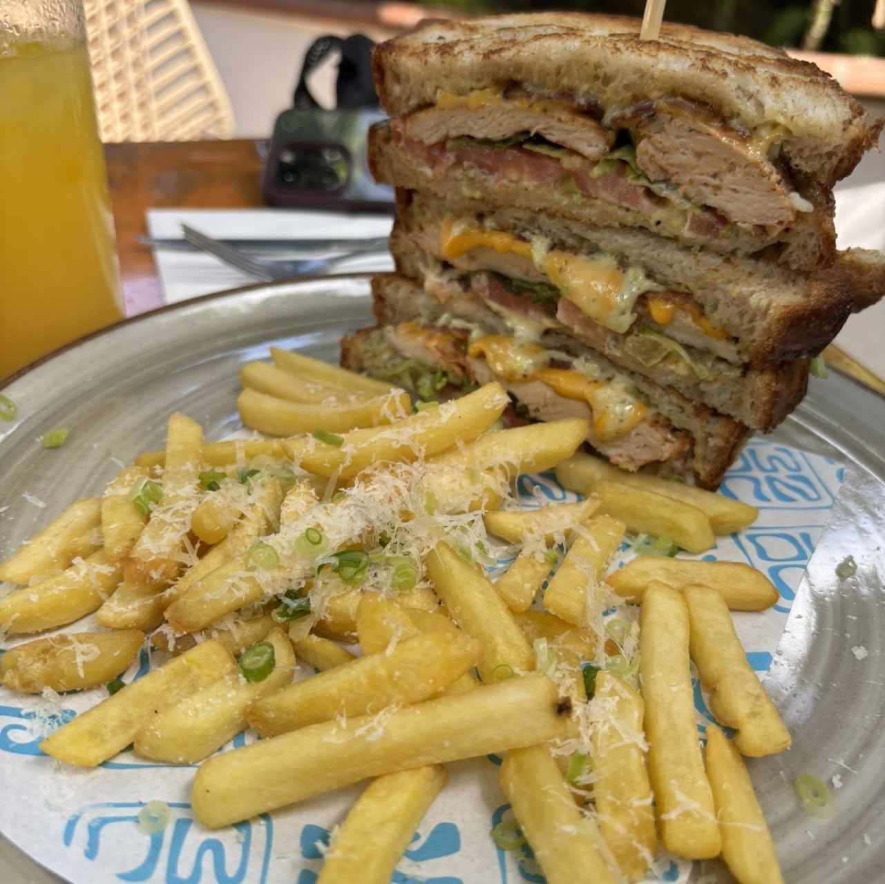 Club Sanwich con papas trufadas