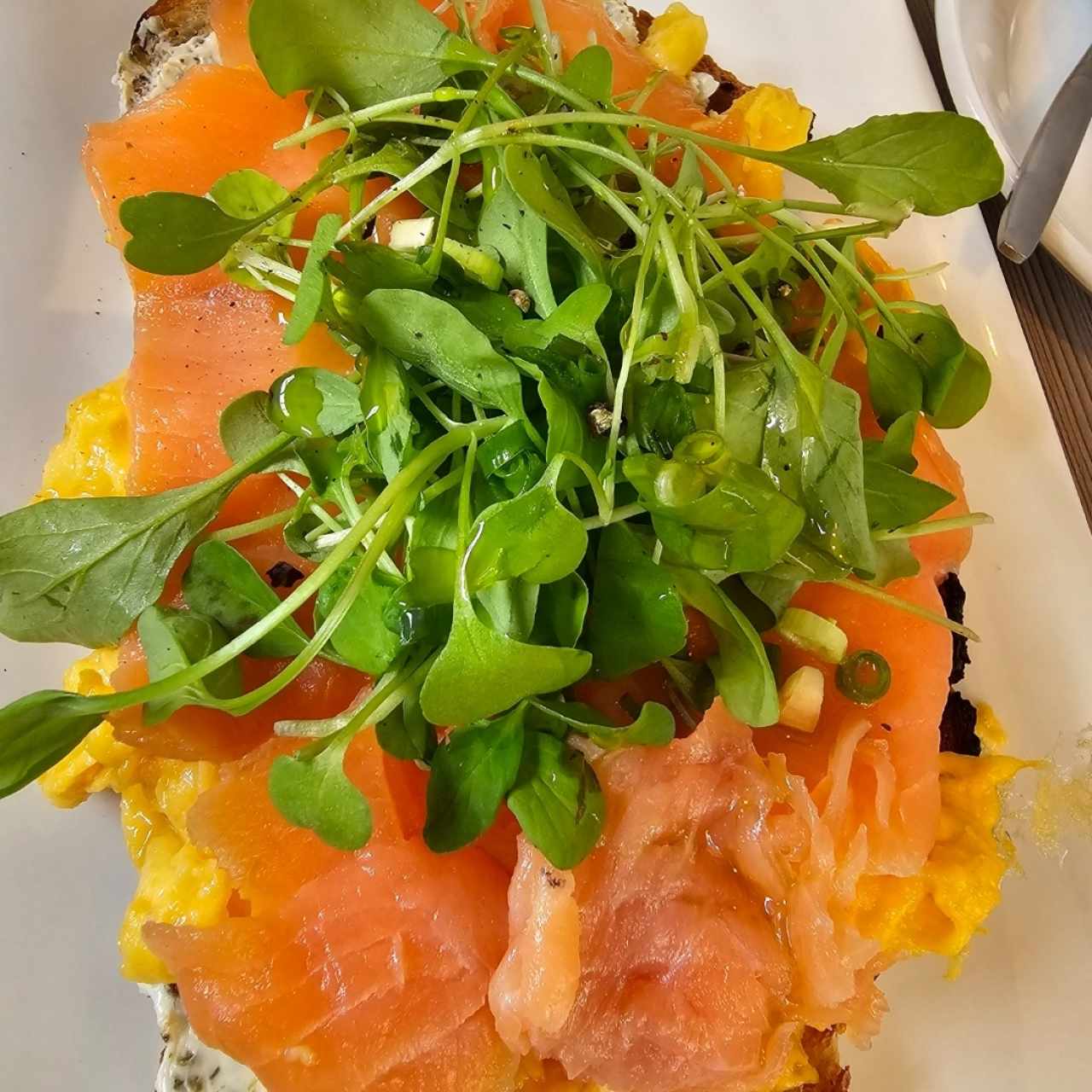 Huevos y Salmón Ahumado