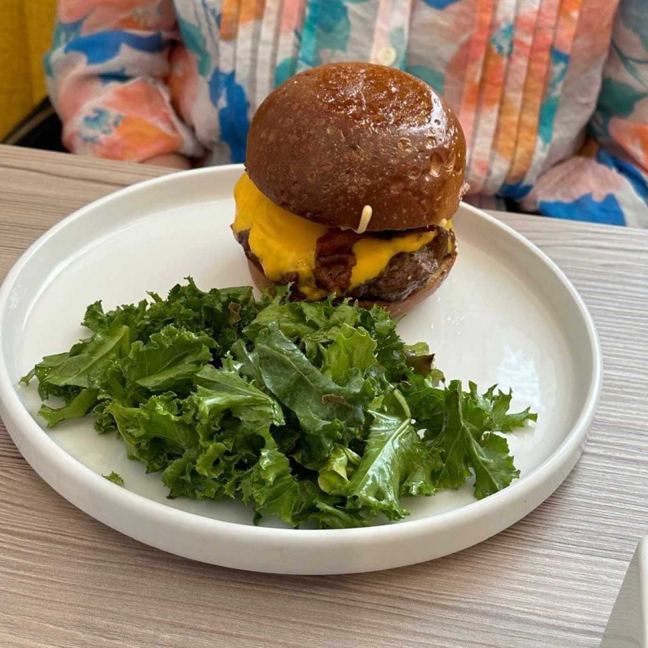 HAMBURGUESA NUMO (190gr Carne Grass Fed, Cebollas Caramelizadas, Queso Americano, Bacon, Pepinillos y Salsita Numo, acompañada de Ensalada Verde)
