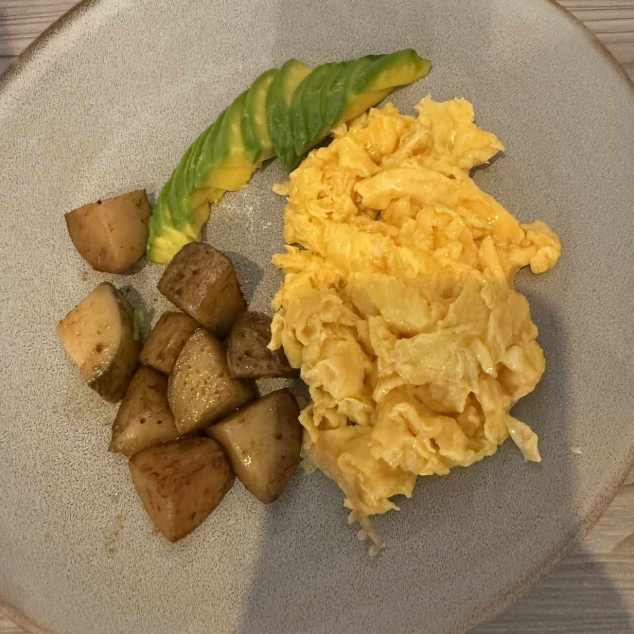 Huevos revueltos, papitas asadas y aguacate