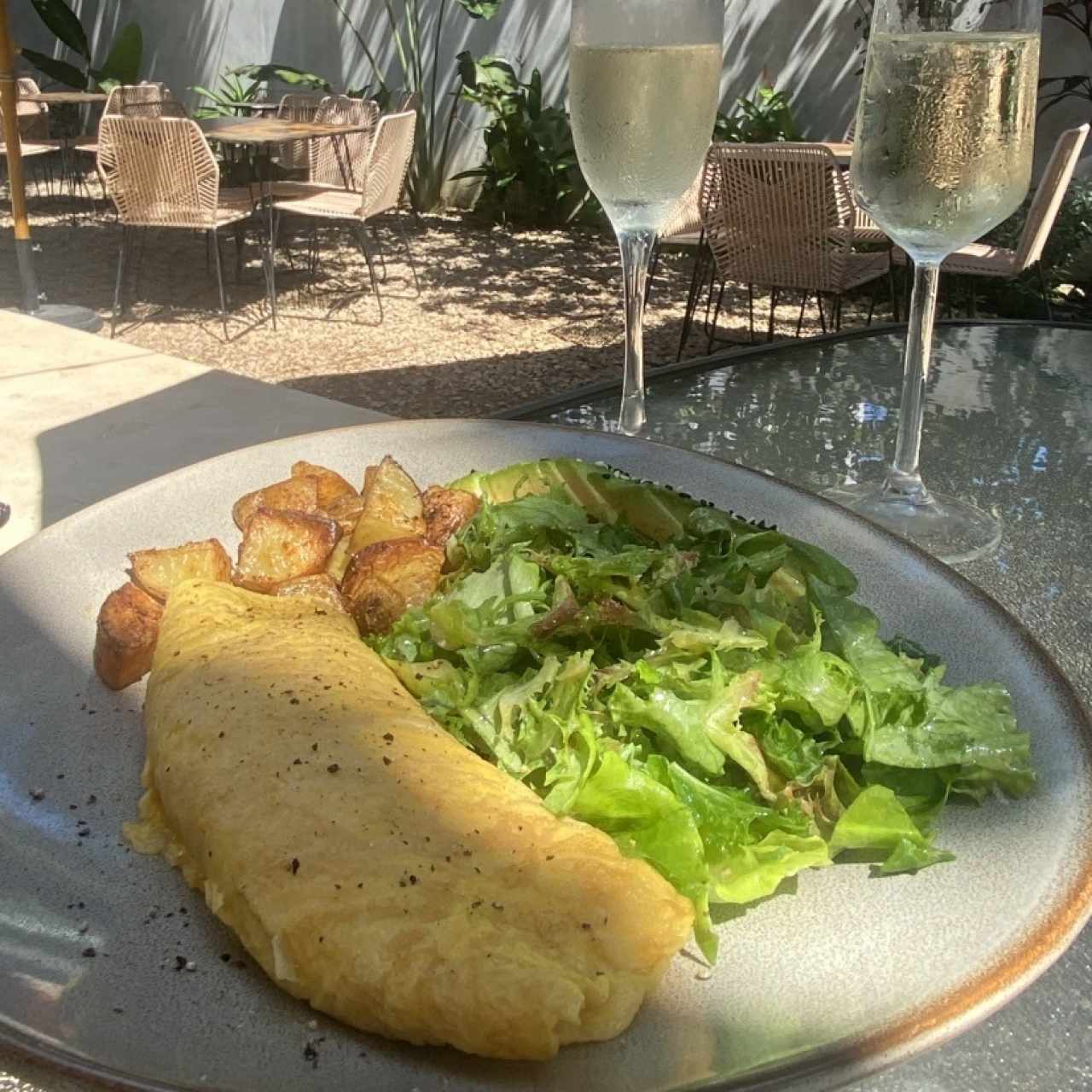 Huevos revueltos, papitas asadas y aguacate