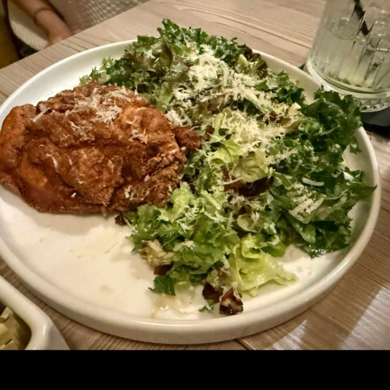 Milanesa de Pollo GF y Ensalada Cesar (GF)