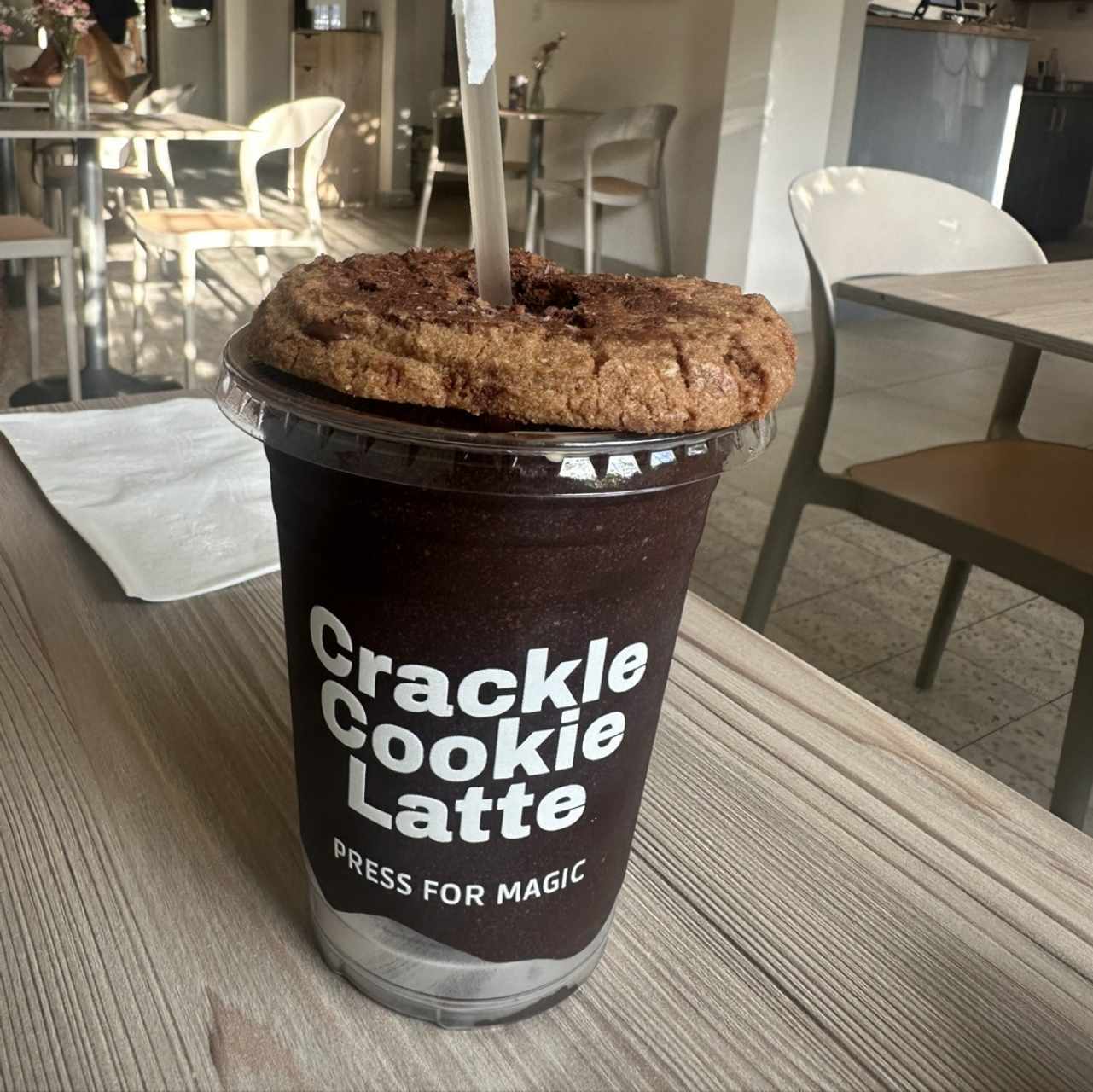 Crackle cookie latte