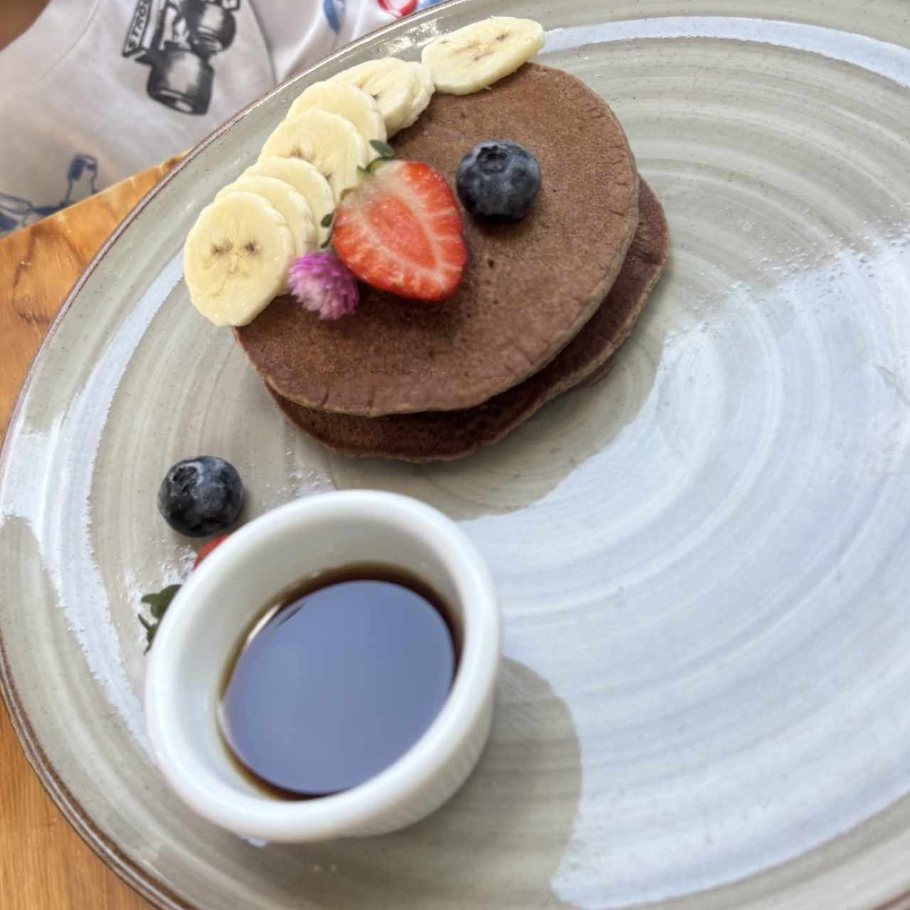 Pancakes gf, fresas, arándanos y syrup de maple