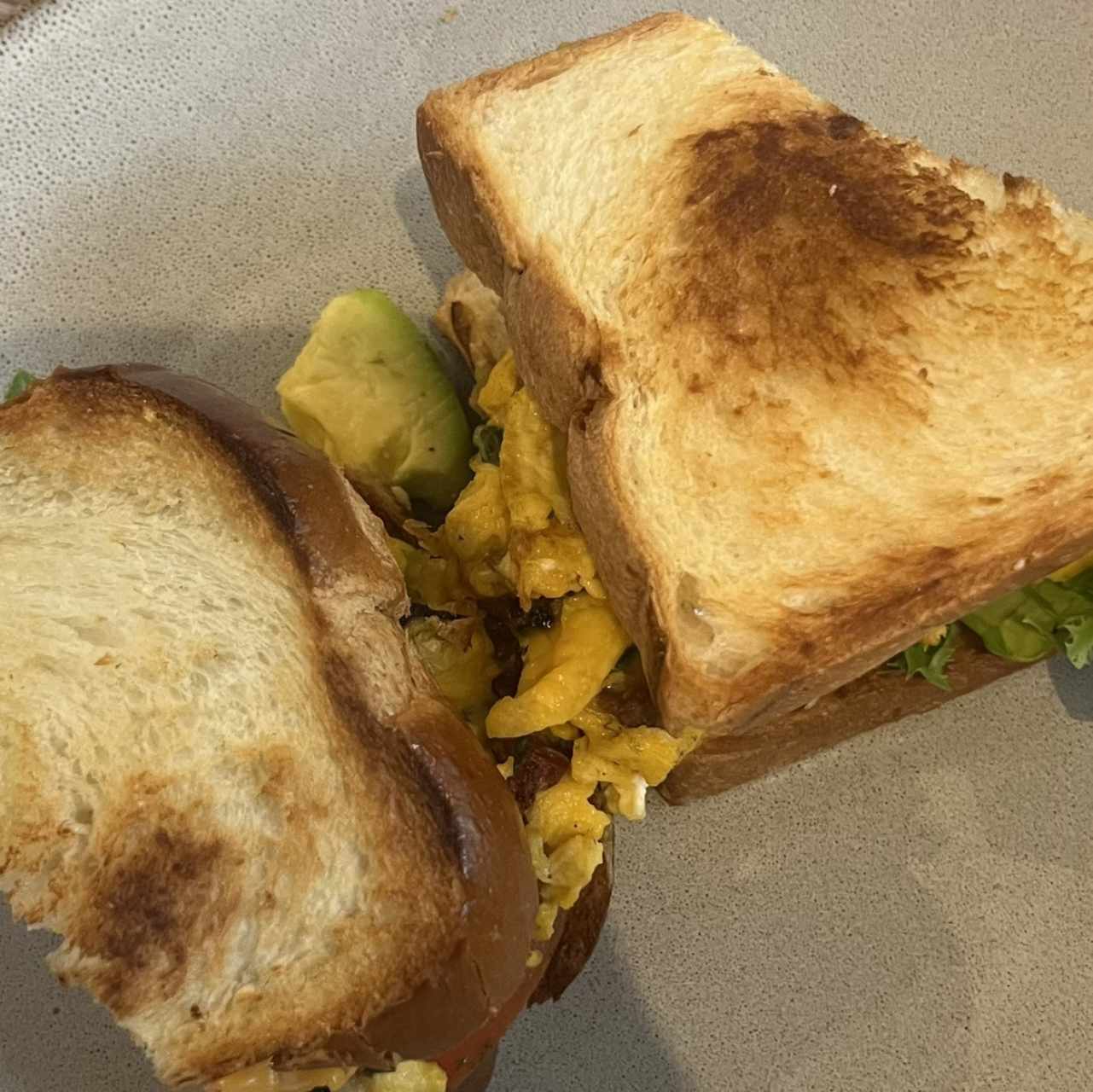 SCRAMBLED EGG SANDWICH