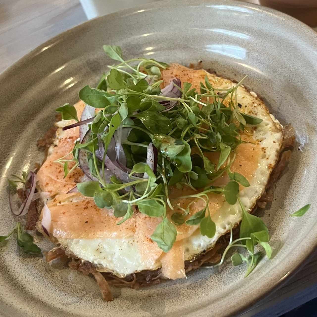 TOSTADA HUEVOS Y SALMON AHUMADO