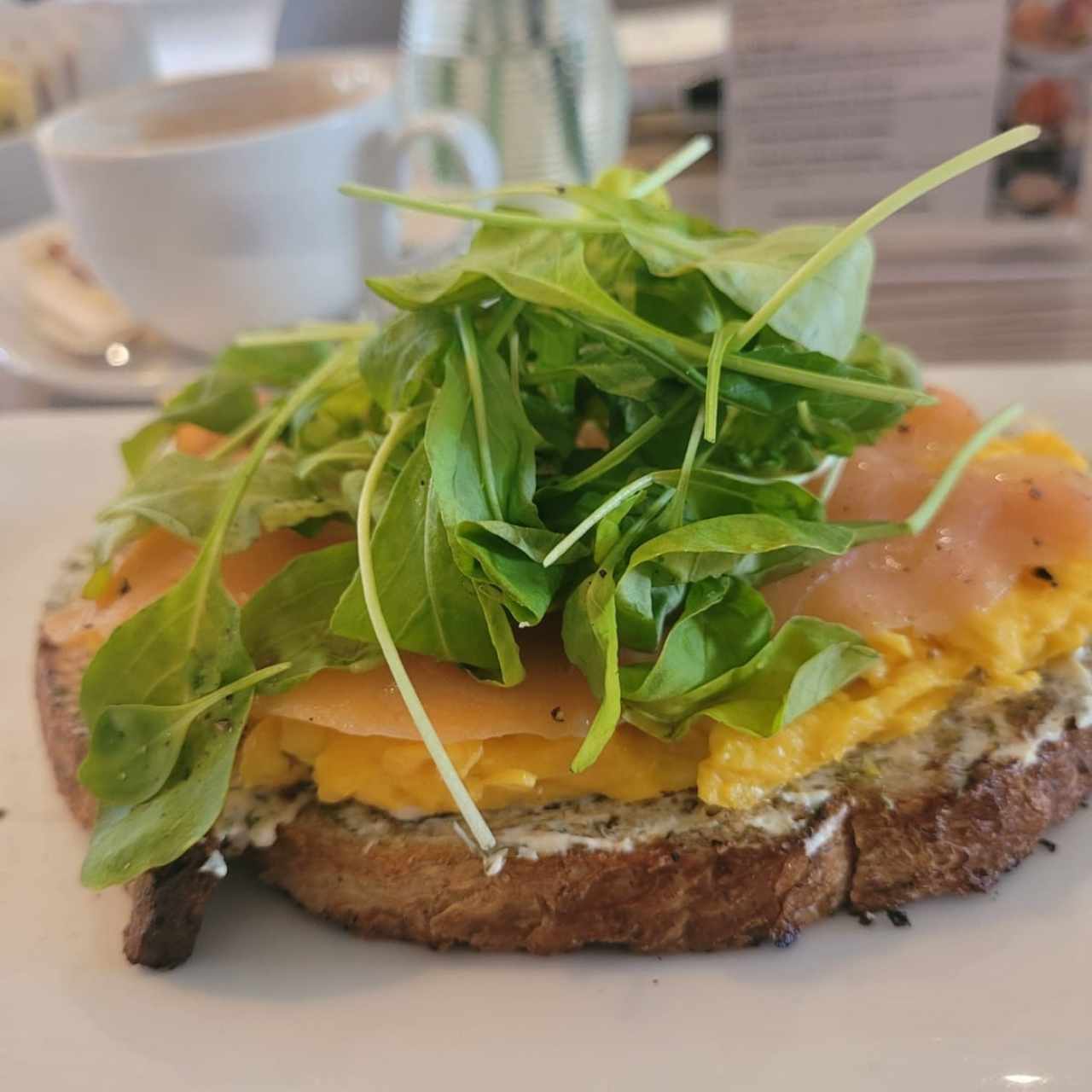 Huevos y Salmón Ahumado