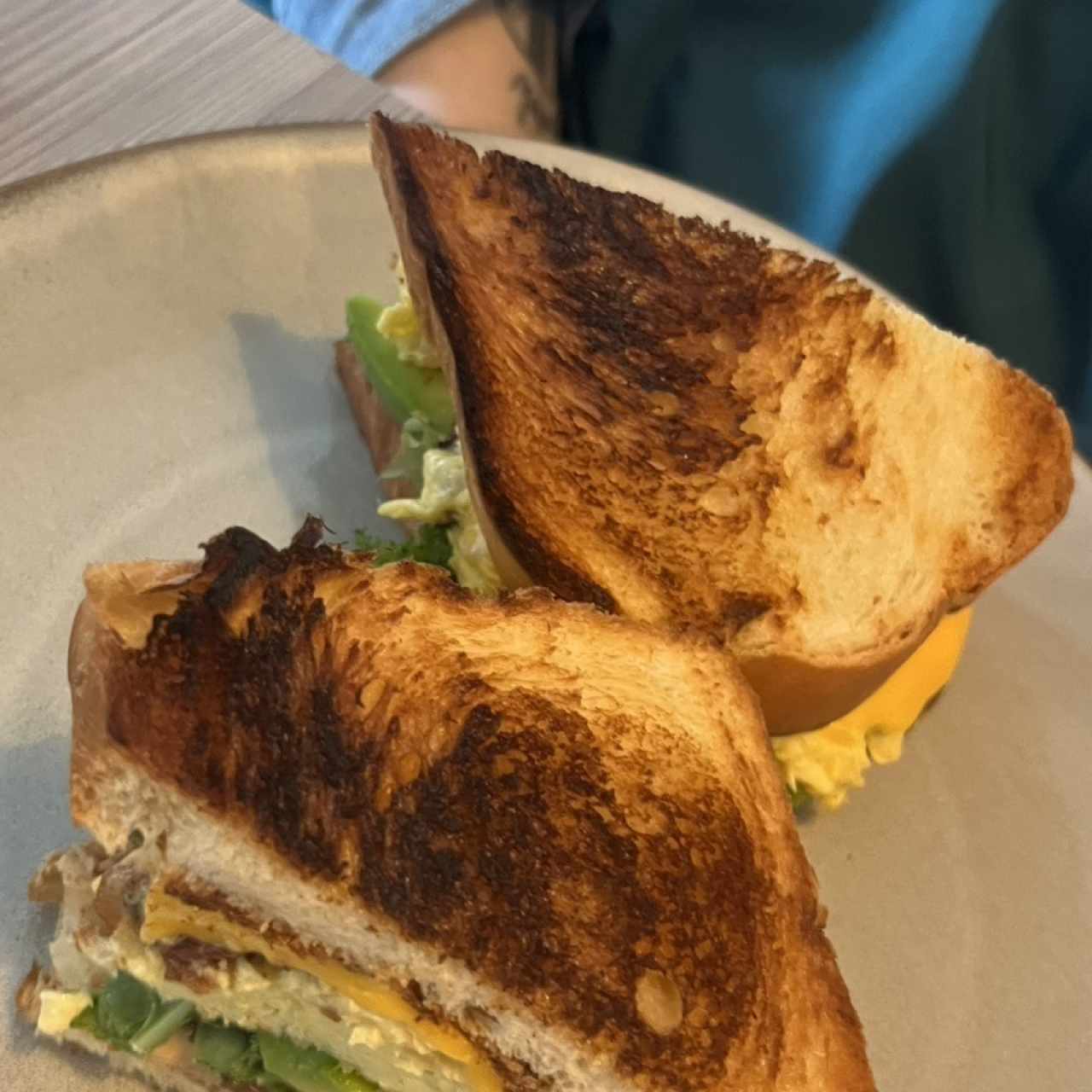 Huevos revueltos, papitas asadas y aguacate