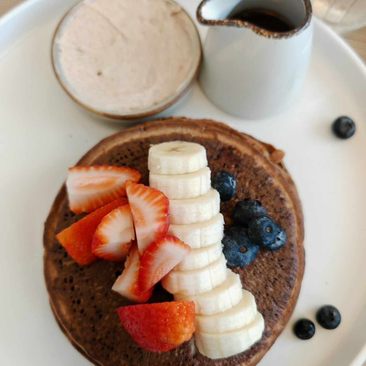 Pancakes gf, fresas, arándanos y syrup de maple