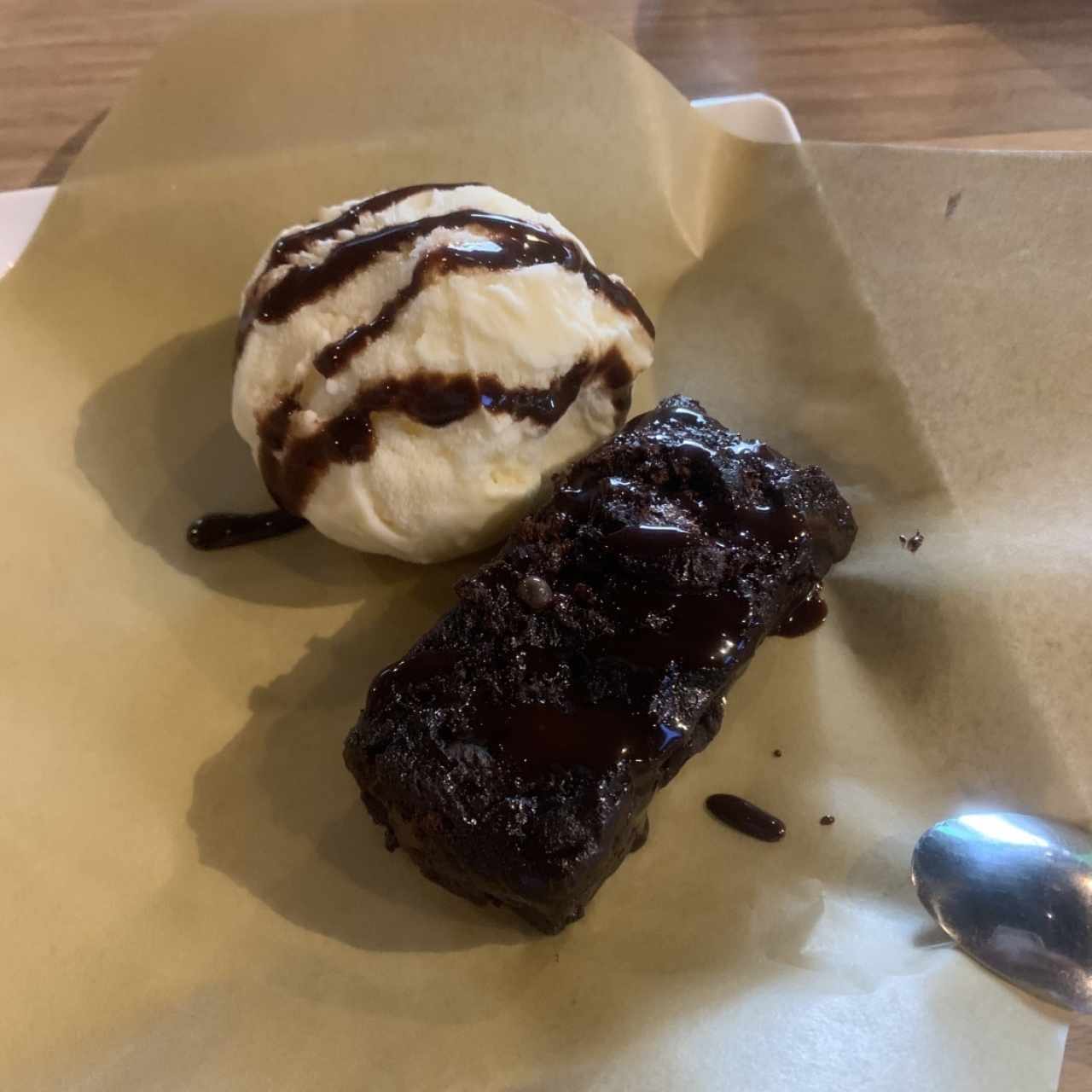 Brownie con helado 