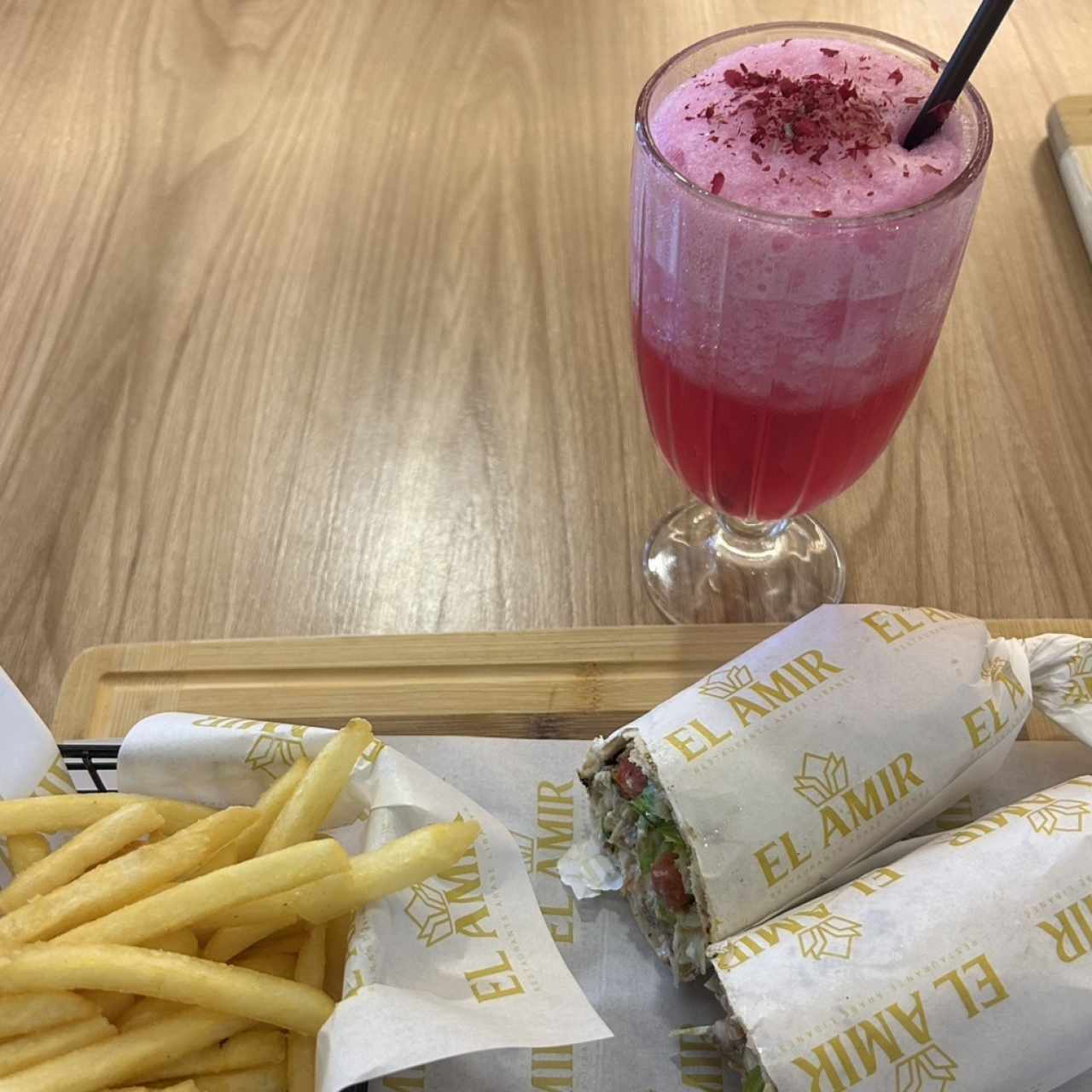 Shawarma mixto de carne y pollo y limonada libanesa 
