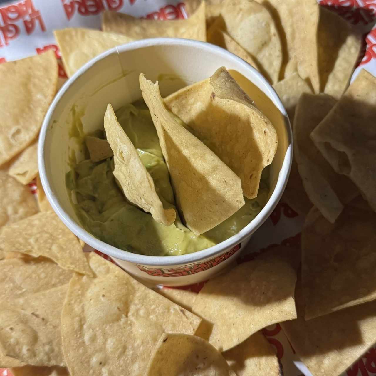 Crujientes Totopos de Maíz acompañado con Guacamole fresco