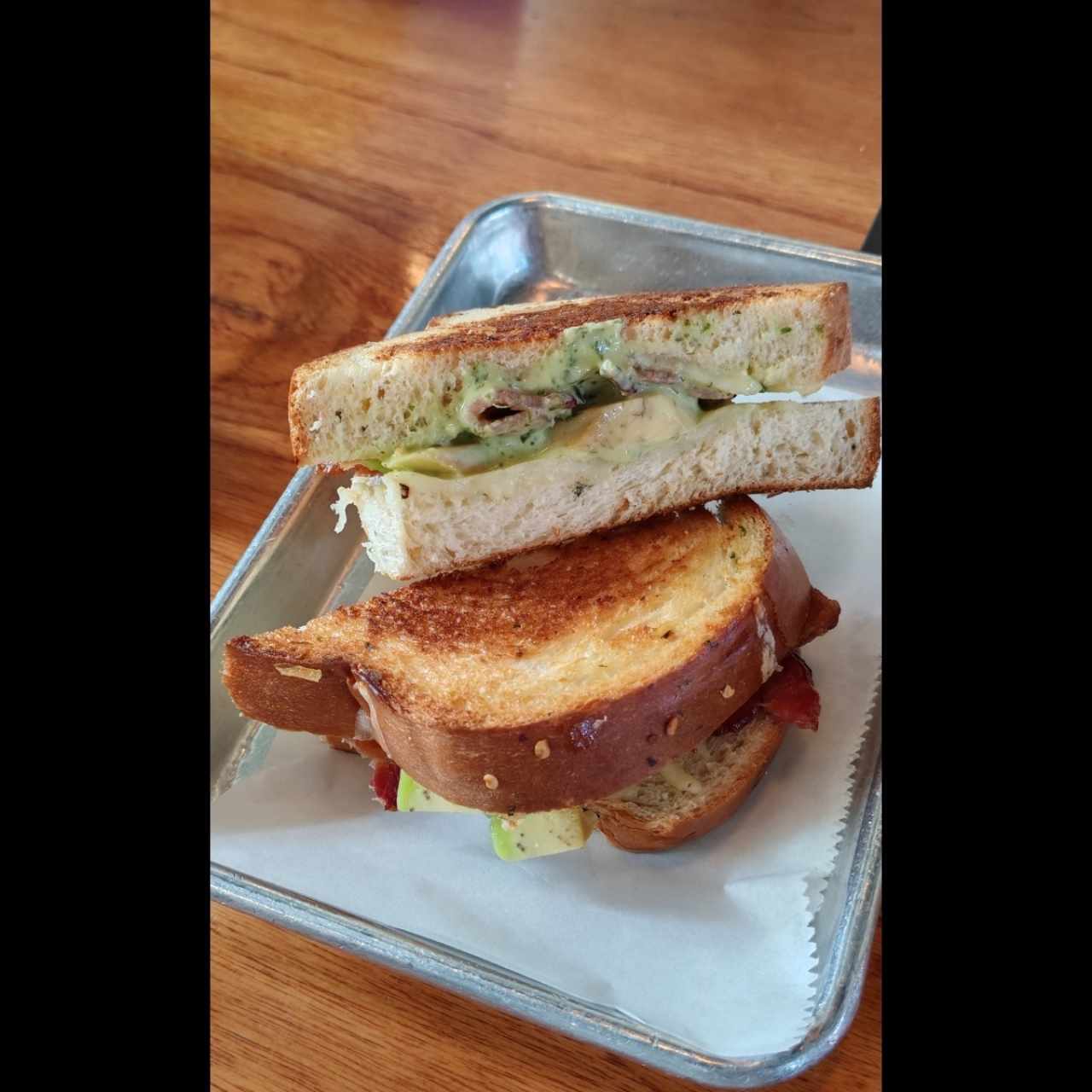 Emparedado de aguacate con bancon $12.50
