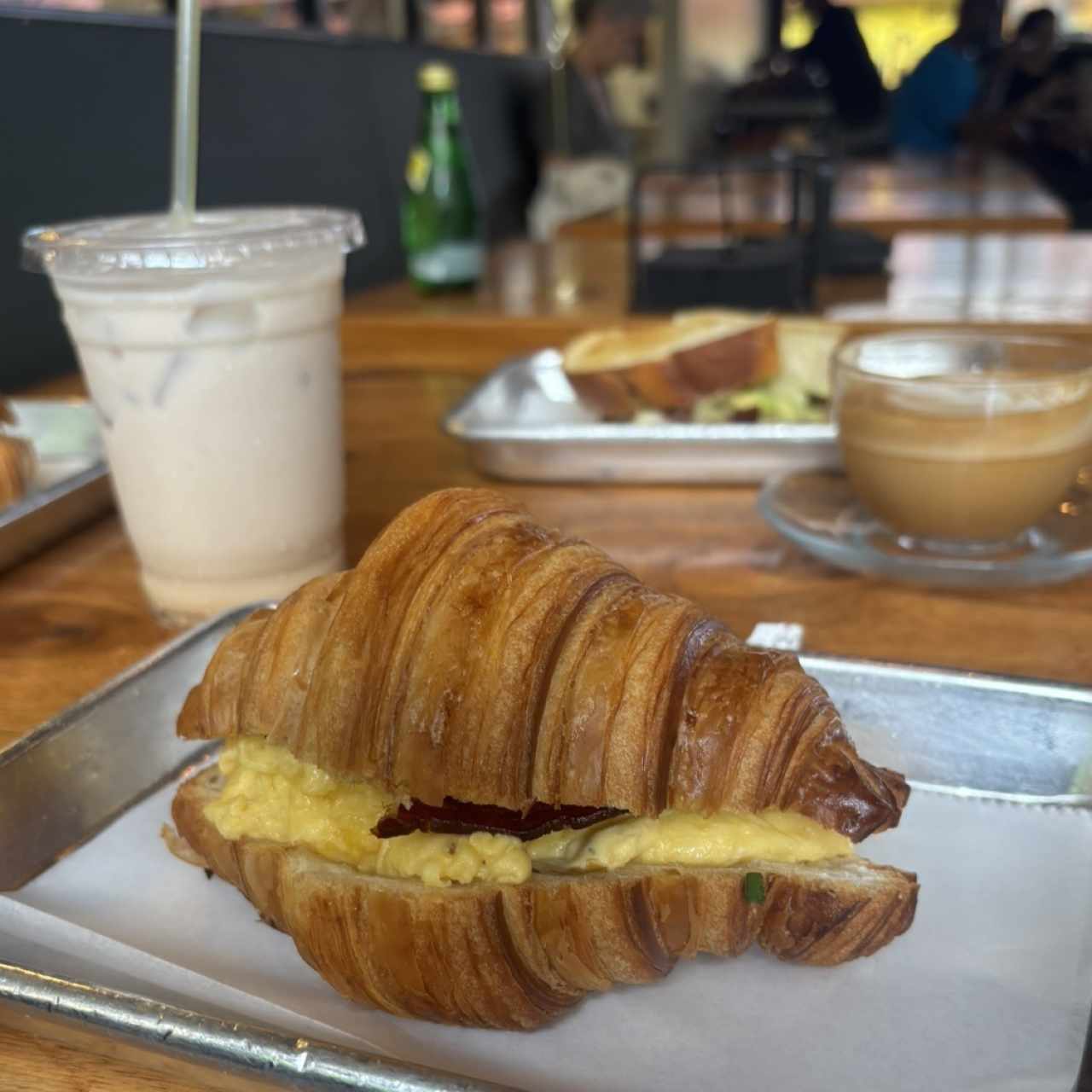 Croissant con huevo y bacon