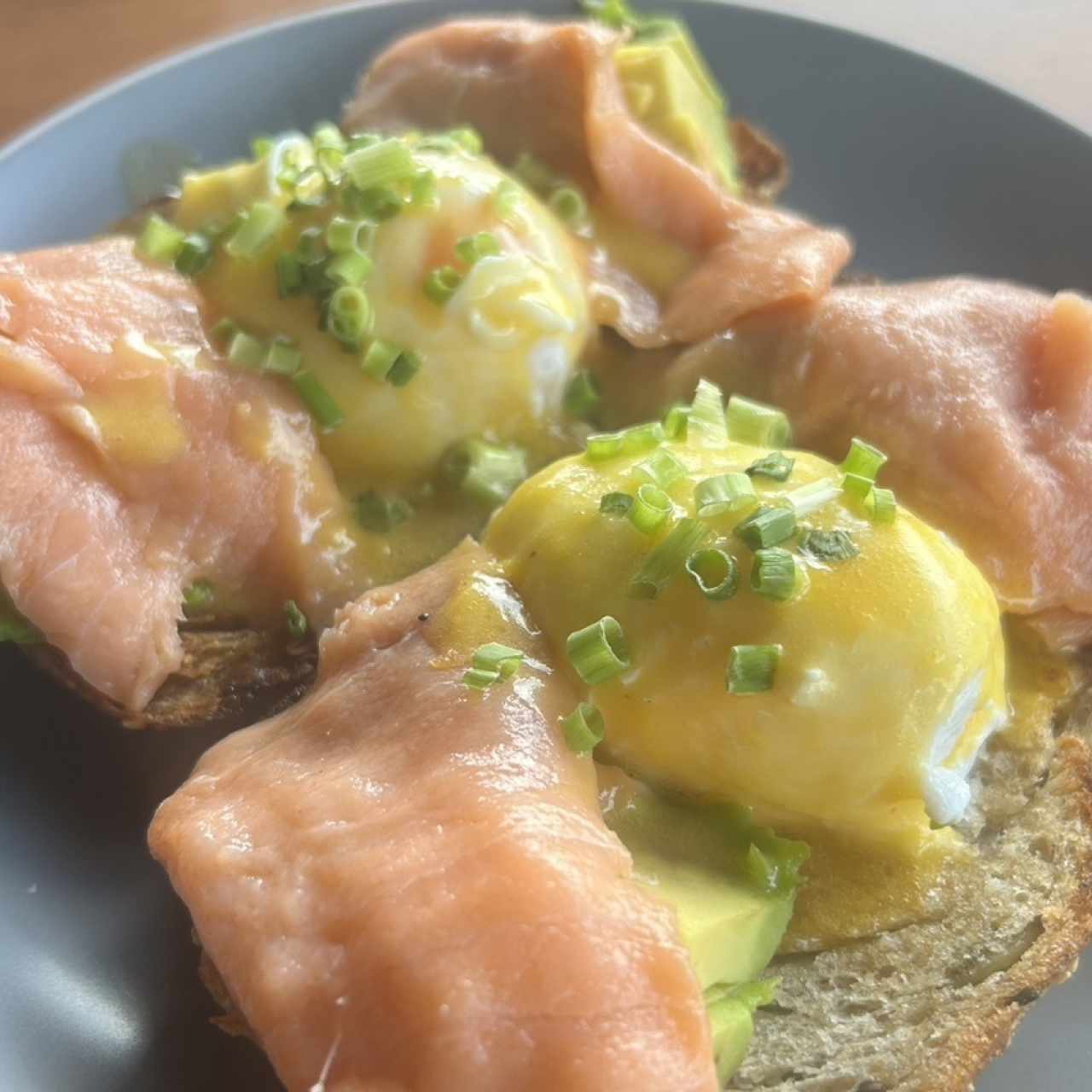 Tostada con huevos benedictinos