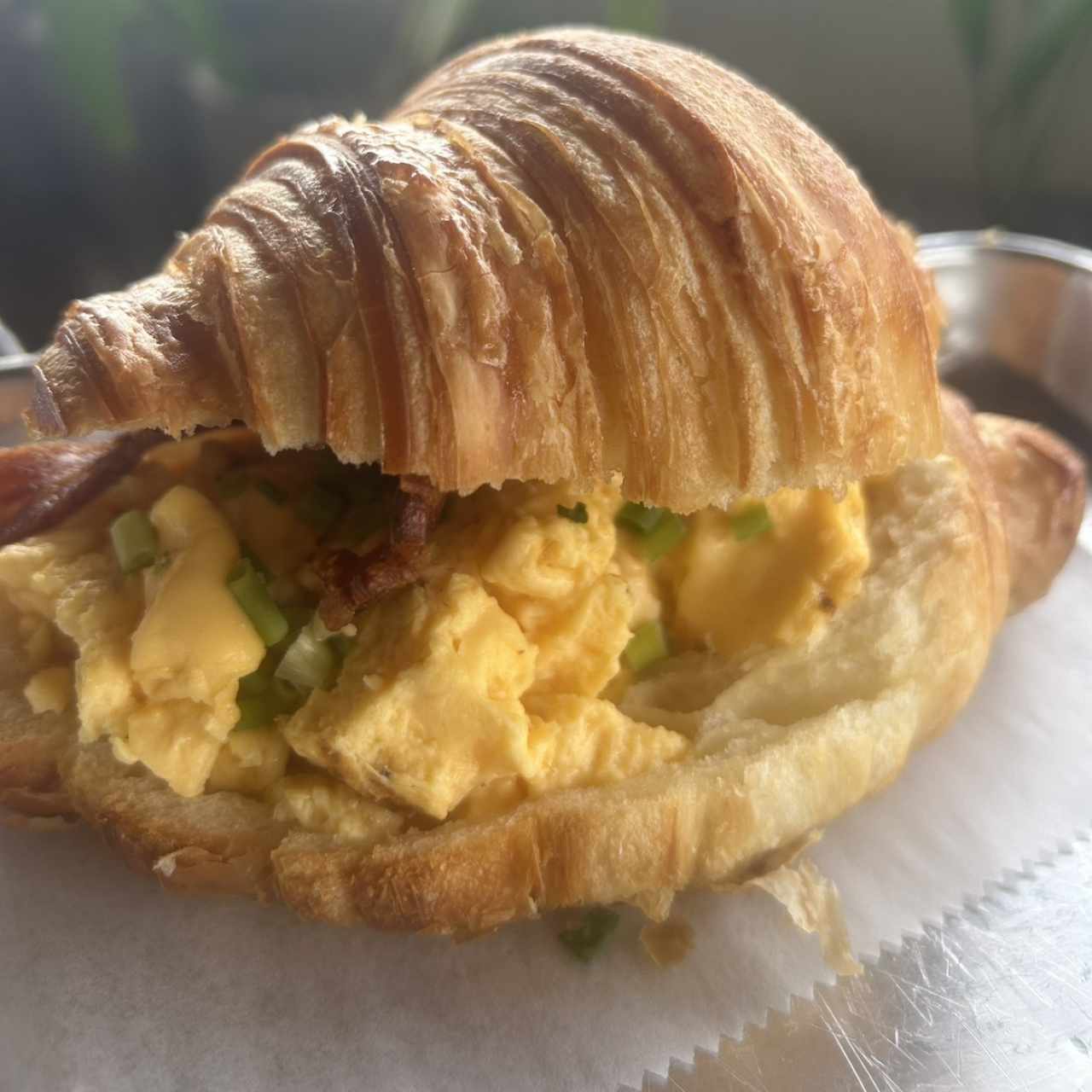 Croissant con huevo y bacon