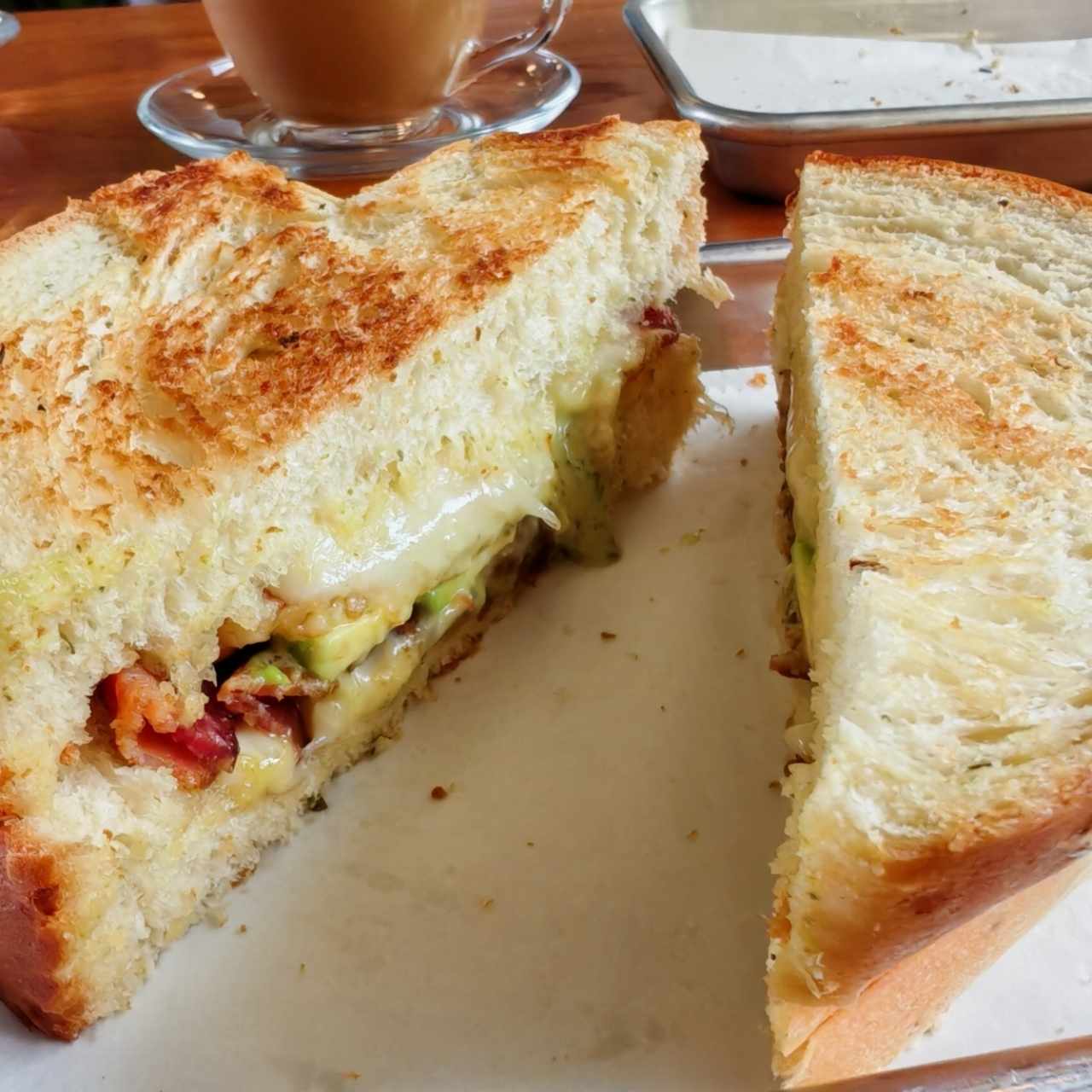 Emparedado de Baccon y aguacate 