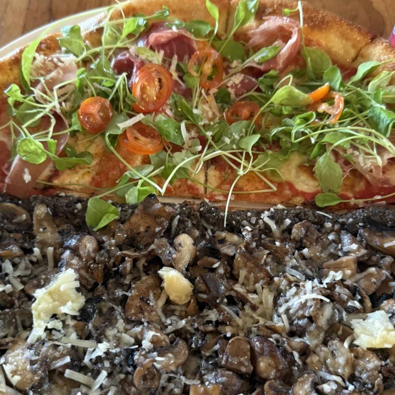Prosciutto & Arrúgula y mitad Hongos