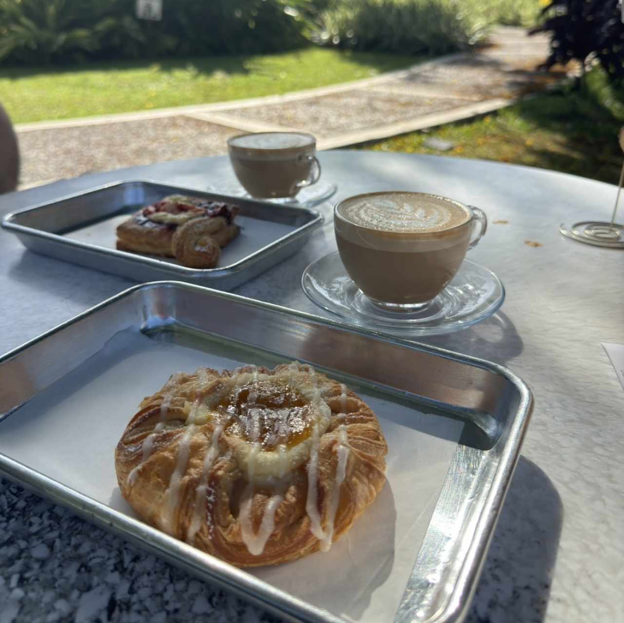 Café y dulce maracuya y berries