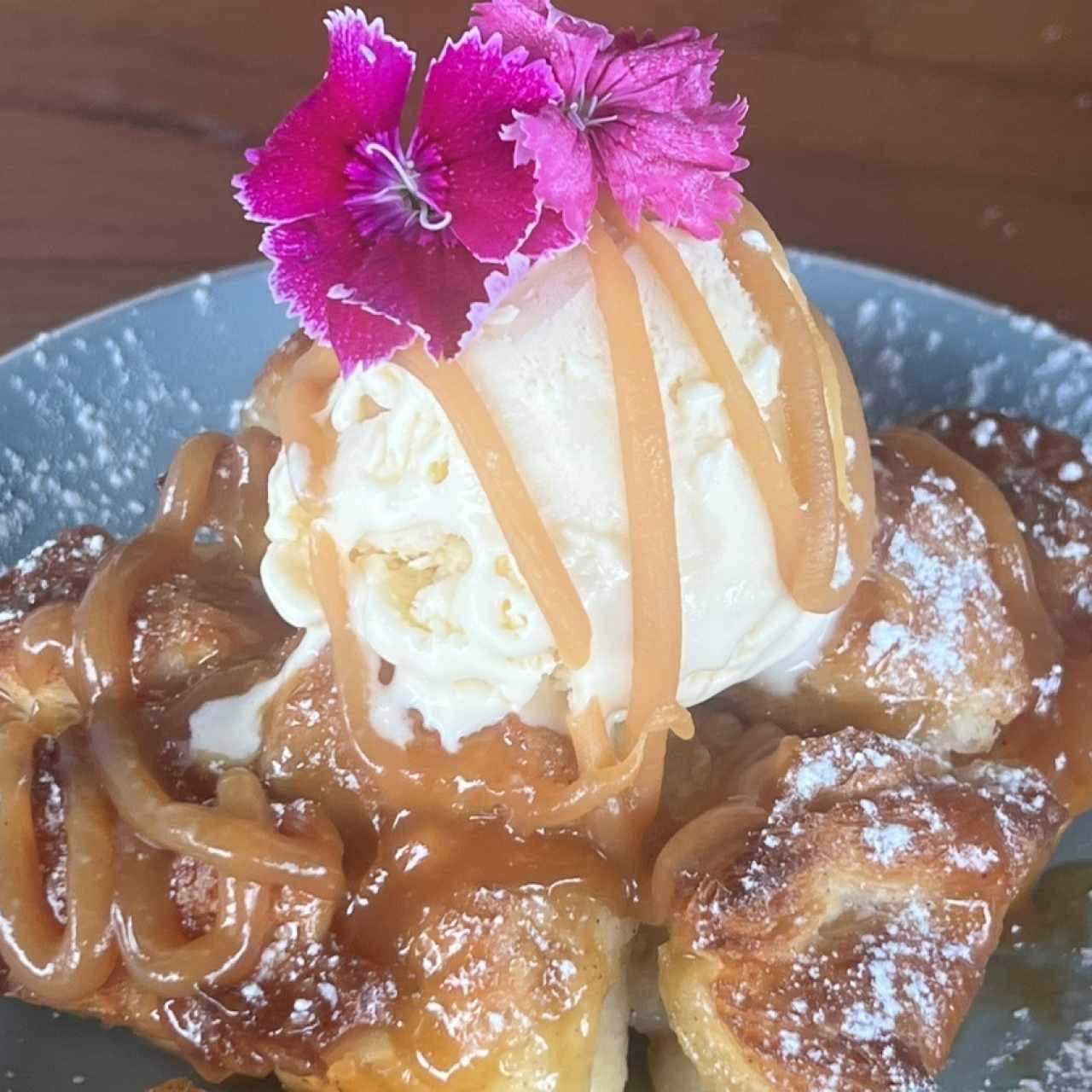 Pastel de manzana con helado artesanal 