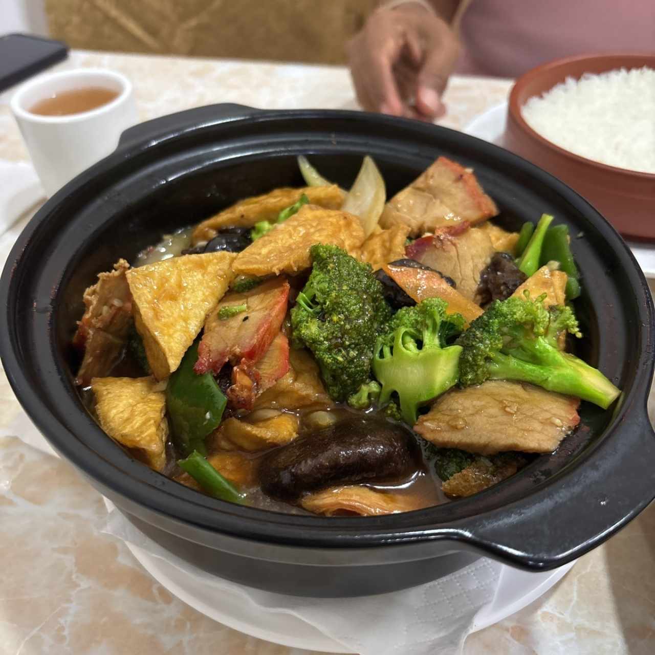 Tofu con vegetales y carnes 