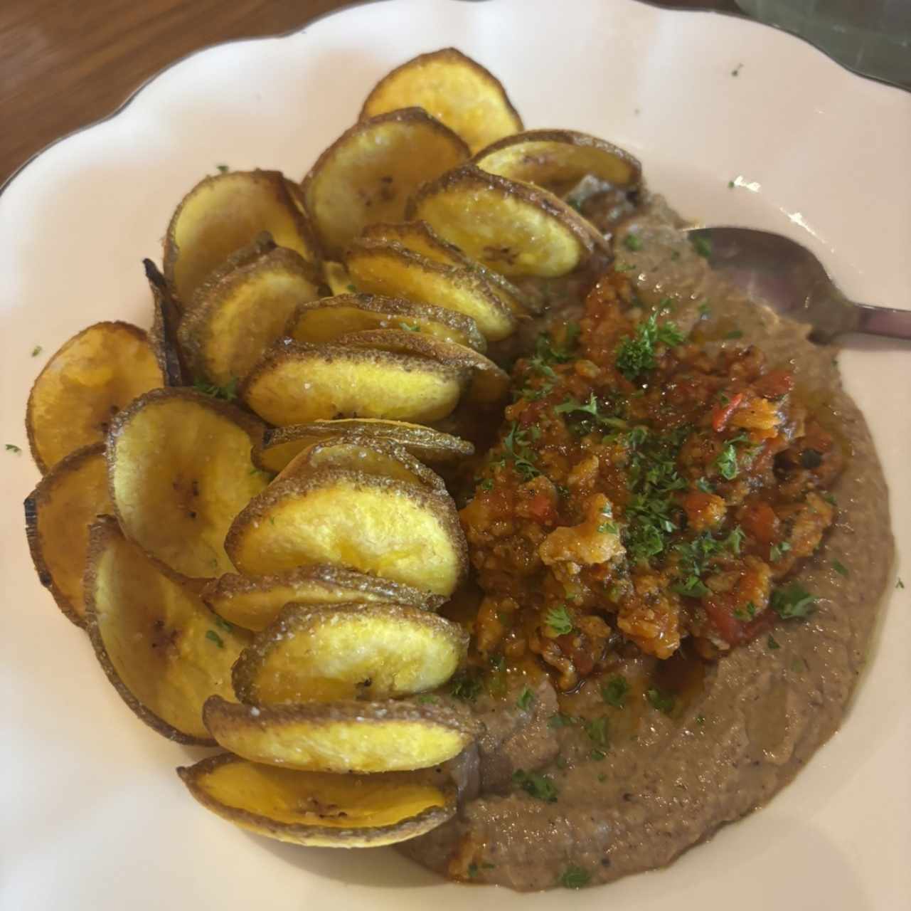 Humus de platano con chorizo tableño