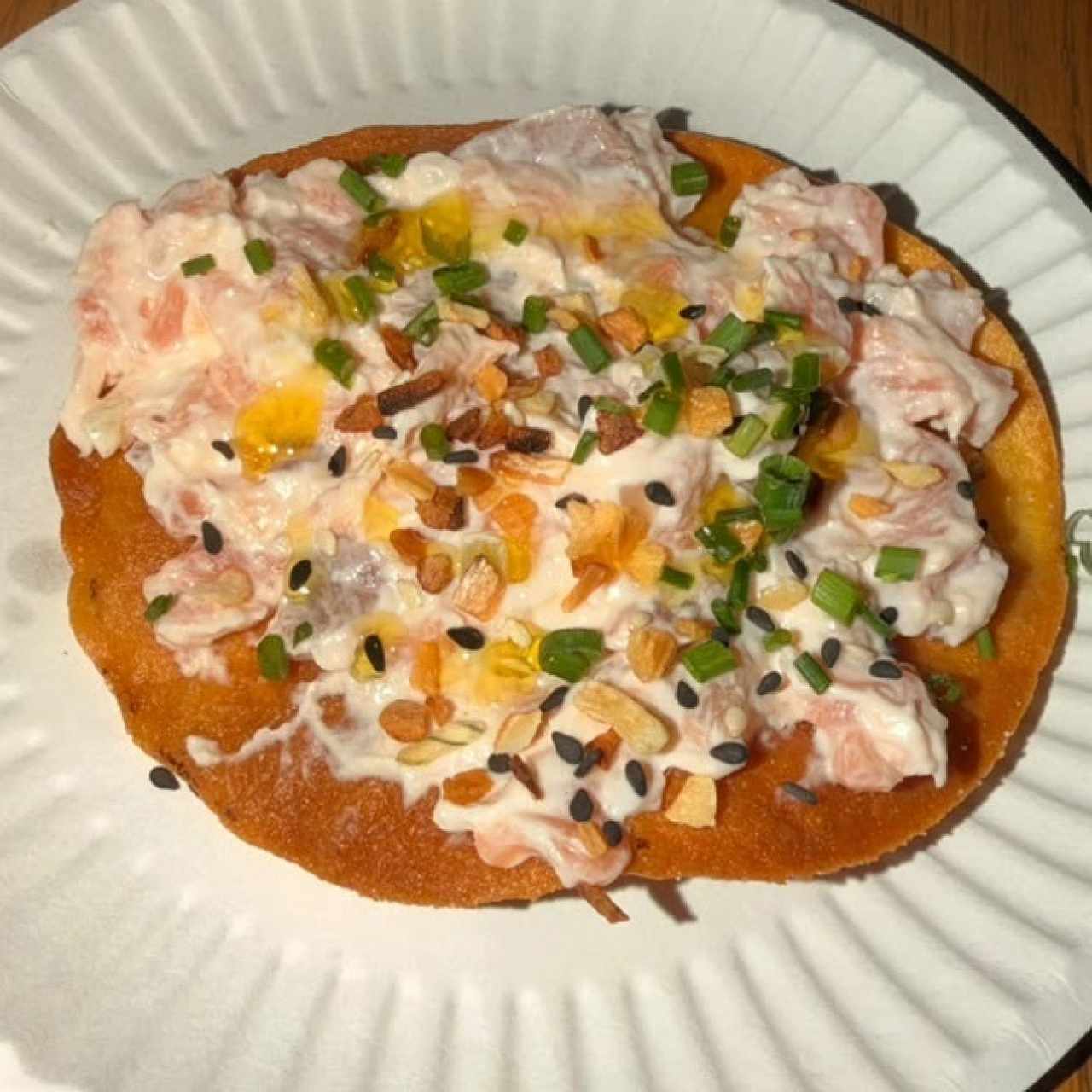 Tostada de maiz, salmon ahumado y queso crema
