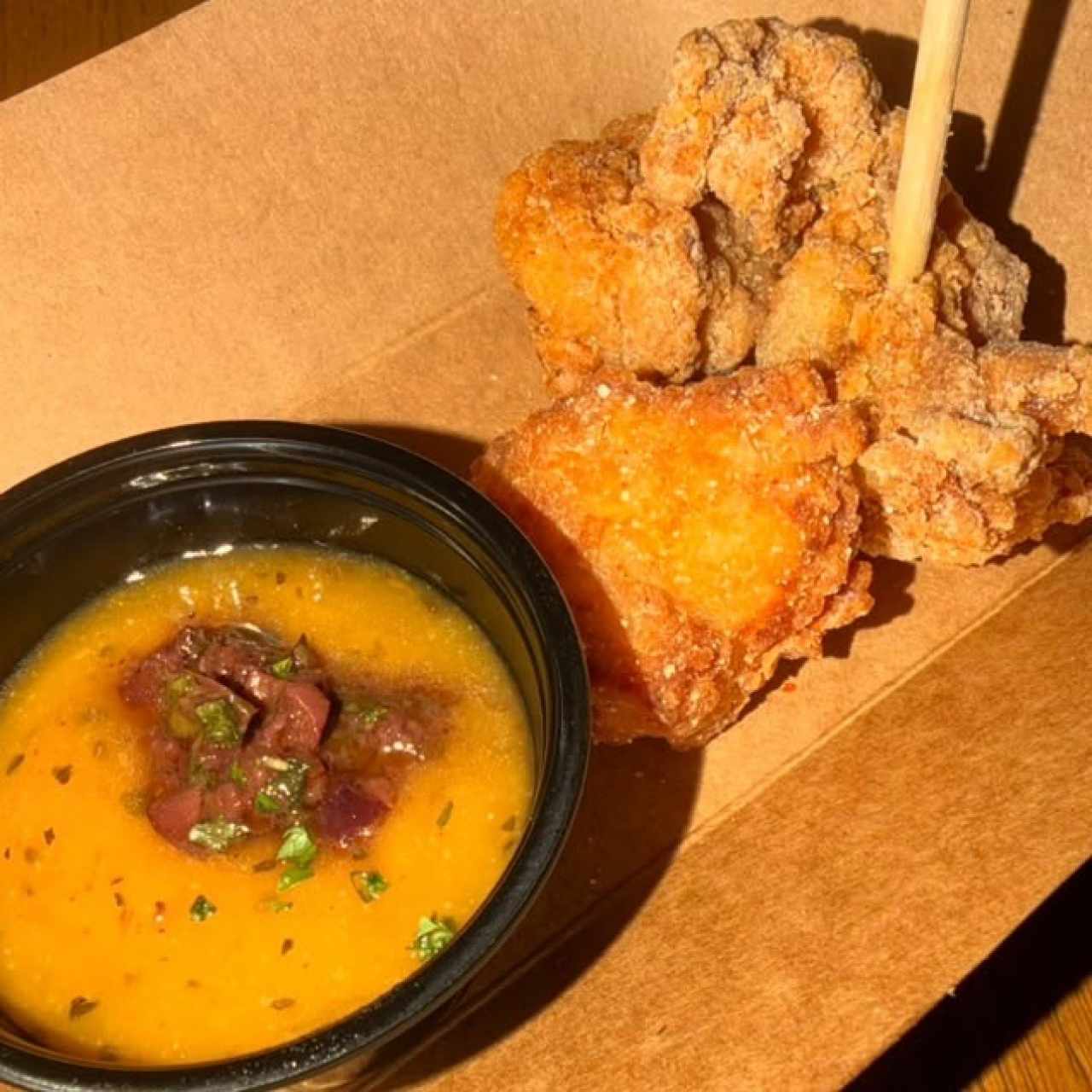 Karaage de pollo, peach pomodoro