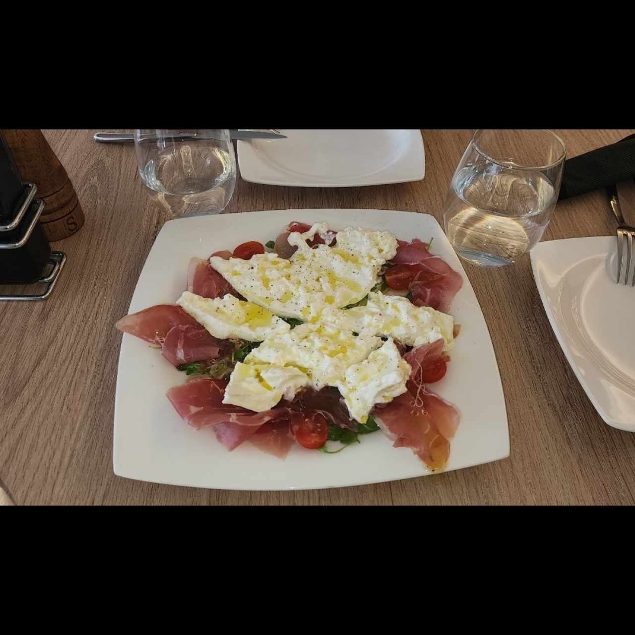 Antipasti - Burrata con Prosciutto