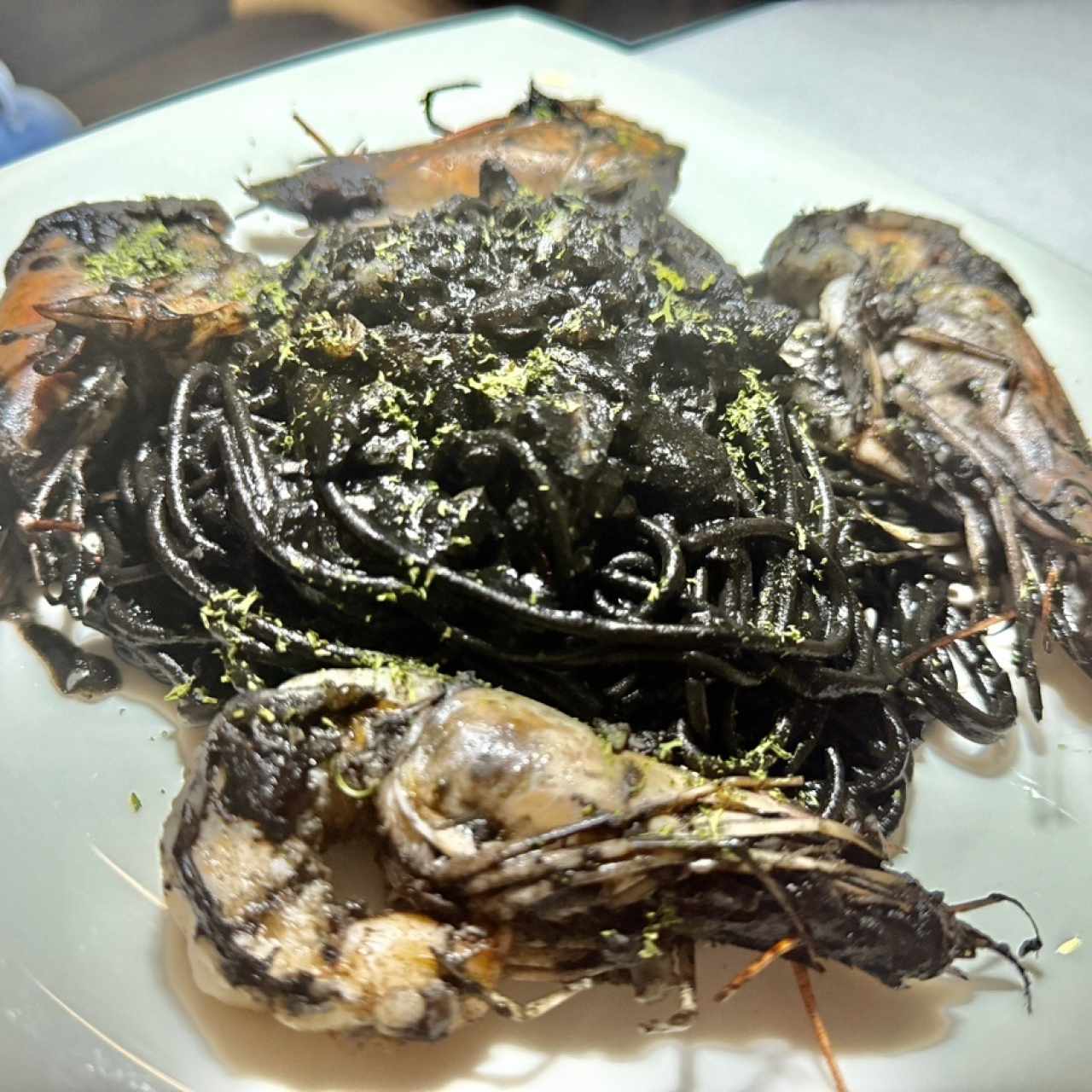 Pasta en su tinta negra con langostinos 