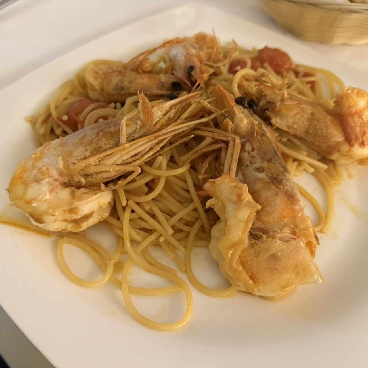 Pasta con langostinos y salsa de tomate 
