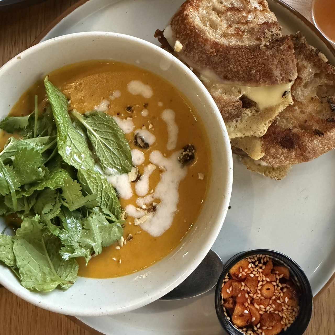 Crema de zapallo con grilled cheese sandwich