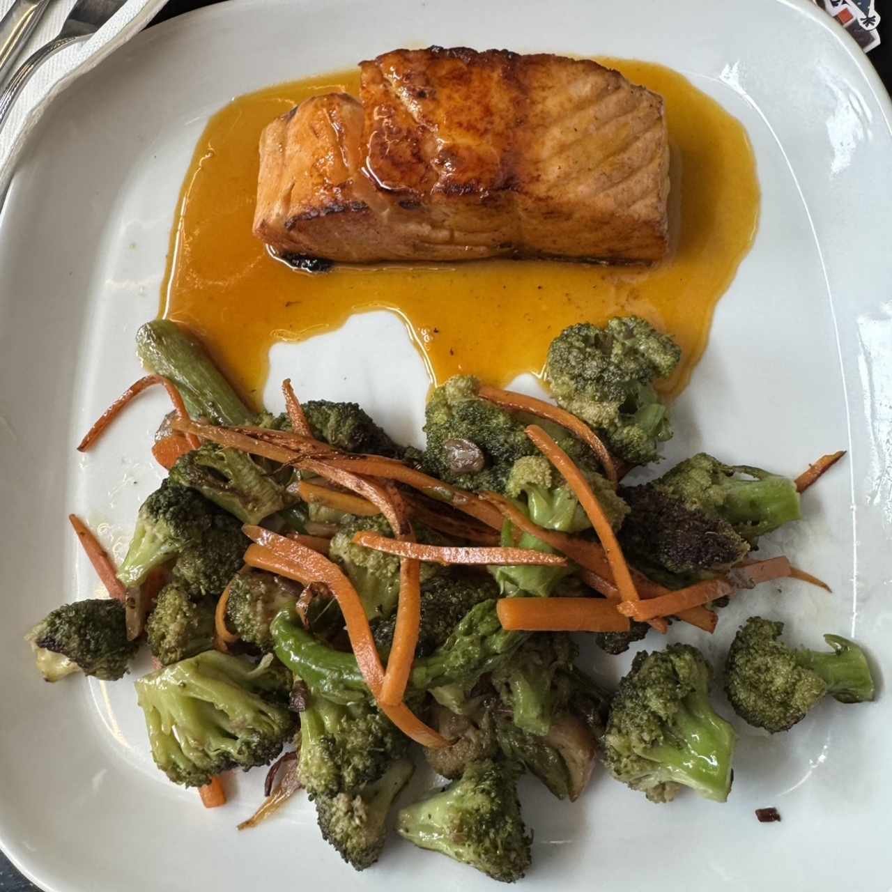PLATOS FUERTES - Salmón Urano
