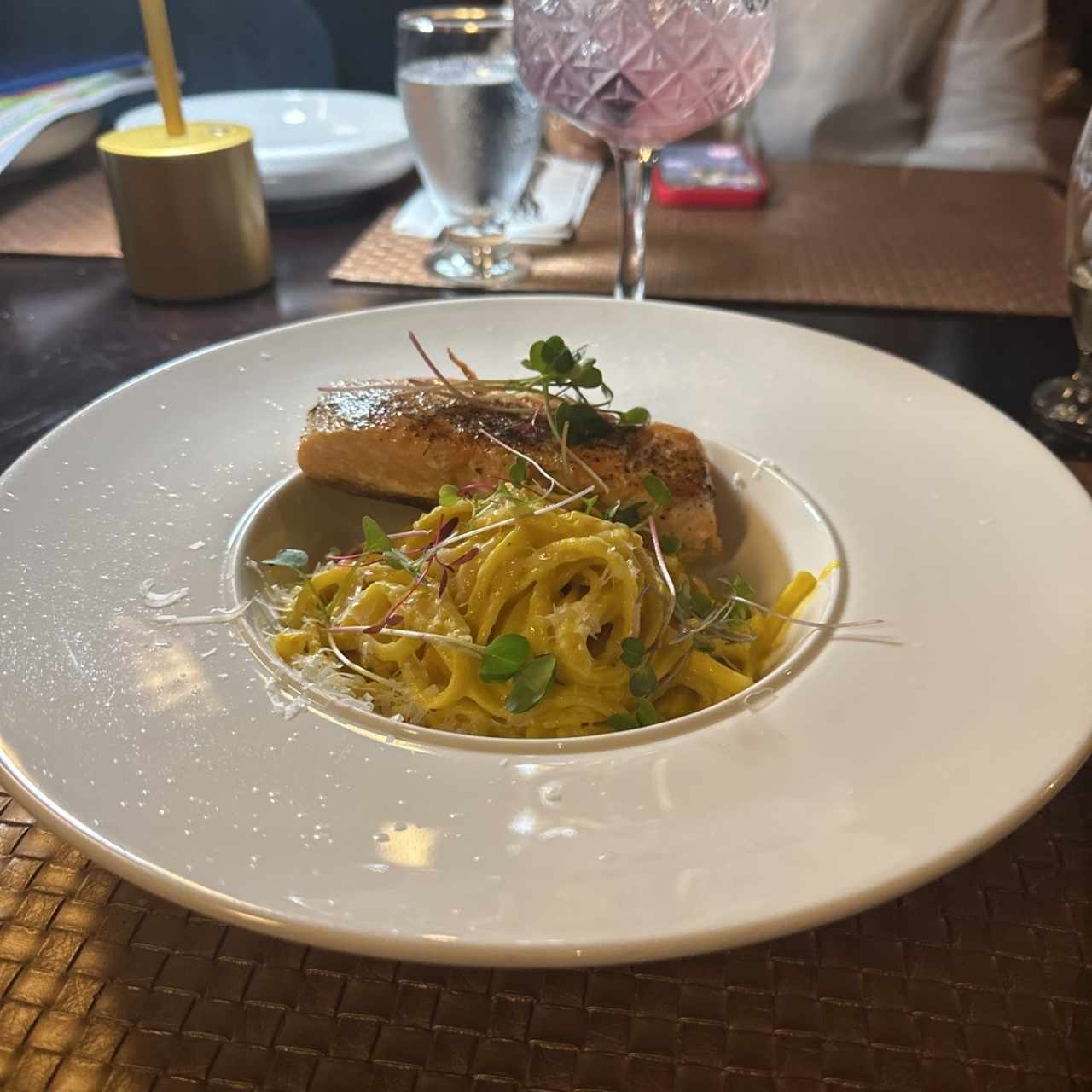PLATOS FUERTES - Salmón Urano