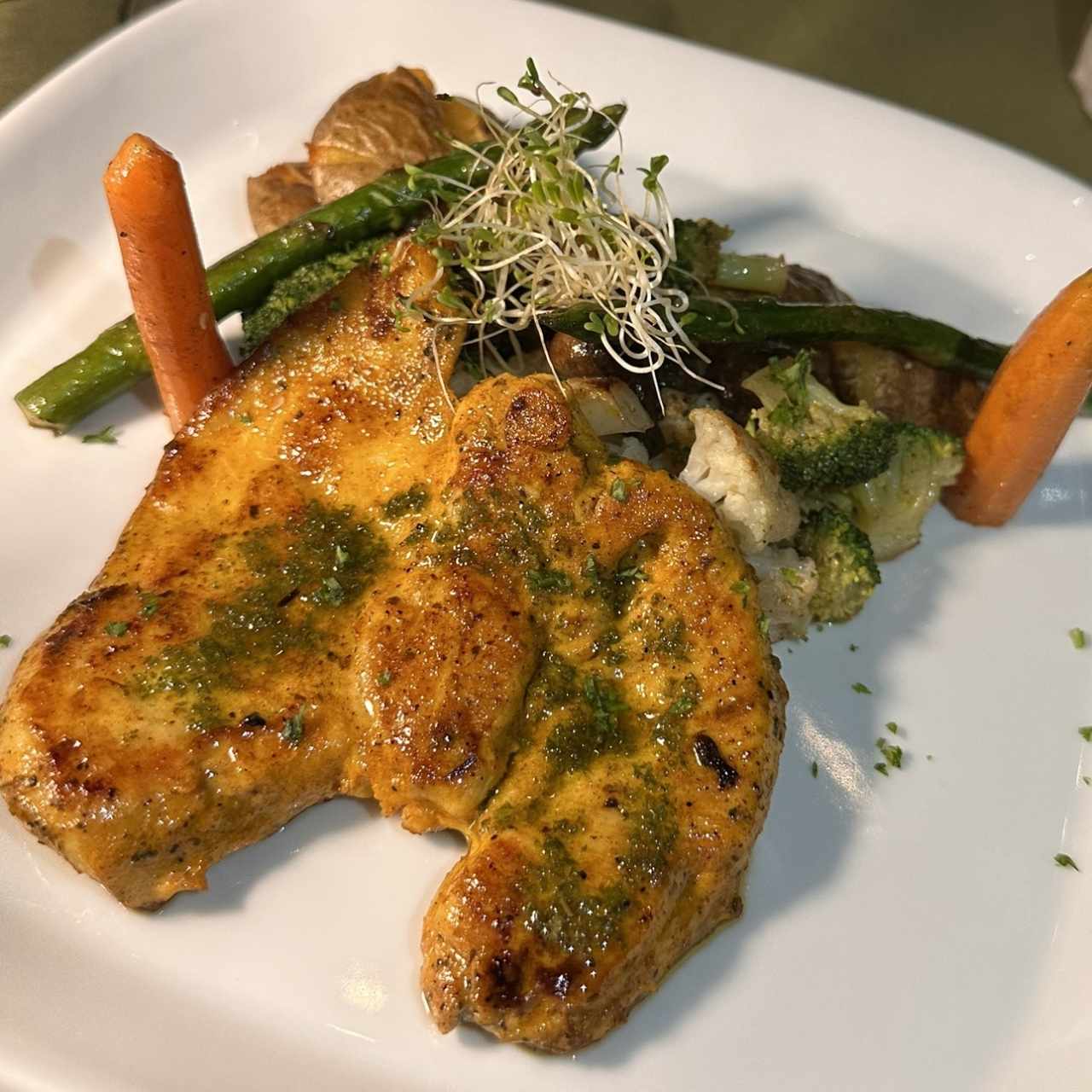 Pechuga de Pollo con vegetales y papas