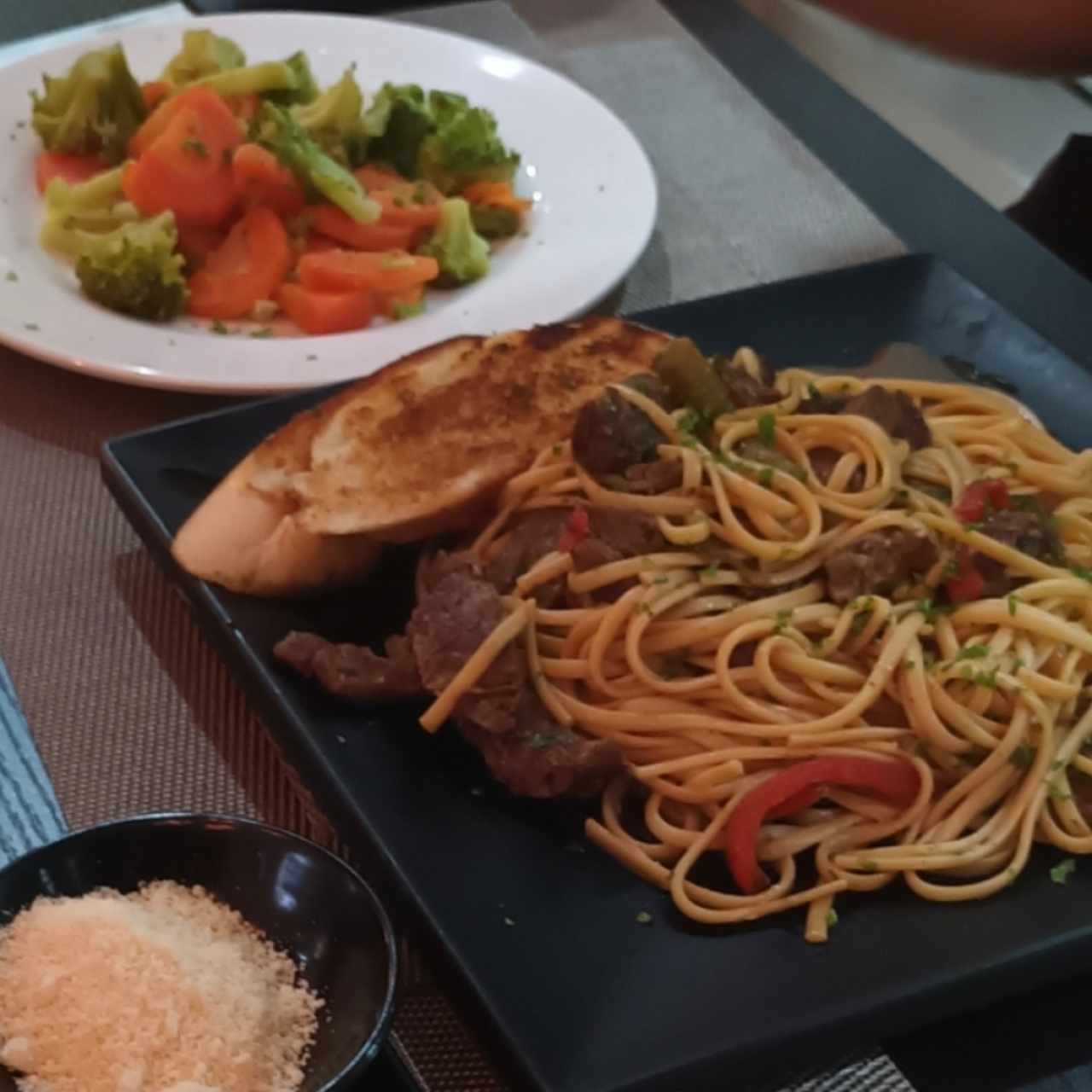 Spaguetti con carne y vegetales salteados 